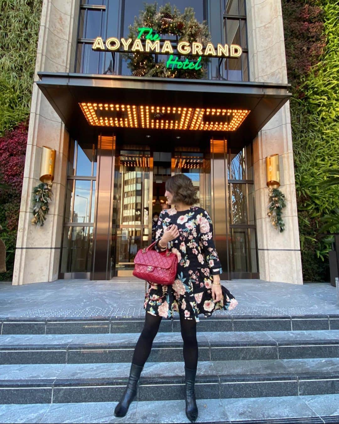 のインスタグラム：「今年もあと何日か。 今年はわたしにとって、とてもとても悲しいことがあって、 正直、わたしの中で、あれから時が止まってるみたいなのに今年が終わるんだな。 だけど、元気にしています。 いつもみんなありがとう❤️  ワンピース#zara#ザラ bag#chanel  アウター#yvessalomon  ブーツ#sergiorossi #セルジオロッシ  #coordinate #コーディネート#コーデ#FASHION#ファッション#着回しコーデ#大人コーデ#ドゥーズィエムクラス #DeuxiemeClasse」