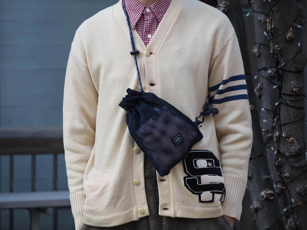 B JIRUSHI YOSHIDAのインスタグラム：「【REARRIVAL】 〈PORTER×B印 YOSHIDA〉 "Bright メッシュ巾着ショルダーポーチ S,M" ・ 〈B印 ヨシダ〉別注大人気アイテムのメッシュ巾着ショルダーポーチのS,Mサイズをご紹介します。 ・ 素材には、ナイロンメッシュを採用。内装の仕切りをメインカラーと異なるカラーの素材を使用することで、さりげなく中の色が透けて見える仕様。 ショルダーストラップは、クライミングロープを採用することで、アウトドア感を演出。 ・ ミニウォレットやスマートフォンなど身の回りの荷物を収納するのにオススメなSサイズ。 長財布やサングラスケース、ハンカチなど、お出掛け時に必要な荷物を収納出来るMサイズ。 オールシーズン使用できるショルダーポーチです。 ・ COLOR:WHITE,SAX,NAVY,BLACK 【S】¥8,000+TAX 【M】¥11,000+TAX ・ #bjirushiyoshida #B印YOSHIDA #代官山 #daikanyama #TOKYO #BEAMS #ビームス #yoshidakaban #吉田カバン #ポーター  #porter #비지루시요시다 #도쿄 #다이칸야마 #빔스 #빔즈 #포터 #데일리룩 #백팩 #b印yoshidalineup」