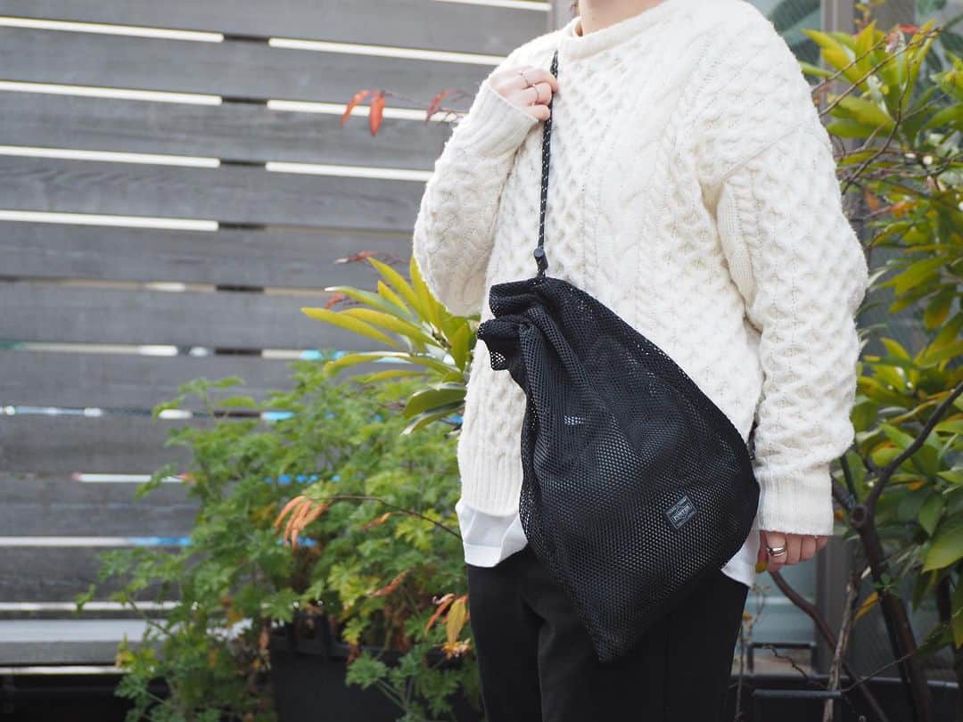 B JIRUSHI YOSHIDAのインスタグラム：「【REARRIVAL】 〈PORTER×B印 YOSHIDA〉 "Bright メッシュ巾着ショルダーポーチ S,M" ・ 〈B印 ヨシダ〉別注大人気アイテムのメッシュ巾着ショルダーポーチのS,Mサイズをご紹介します。 ・ 素材には、ナイロンメッシュを採用。内装の仕切りをメインカラーと異なるカラーの素材を使用することで、さりげなく中の色が透けて見える仕様。 ショルダーストラップは、クライミングロープを採用することで、アウトドア感を演出。 ・ ミニウォレットやスマートフォンなど身の回りの荷物を収納するのにオススメなSサイズ。 長財布やサングラスケース、ハンカチなど、お出掛け時に必要な荷物を収納出来るMサイズ。 オールシーズン使用できるショルダーポーチです。 ・ COLOR:WHITE,SAX,NAVY,BLACK 【S】¥8,000+TAX 【M】¥11,000+TAX ・ #bjirushiyoshida #B印YOSHIDA #代官山 #daikanyama #TOKYO #BEAMS #ビームス #yoshidakaban #吉田カバン #ポーター  #porter #비지루시요시다 #도쿄 #다이칸야마 #빔스 #빔즈 #포터 #데일리룩 #백팩 #b印yoshidalineup」
