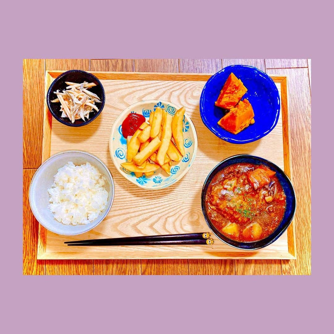 福島雪菜さんのインスタグラム写真 - (福島雪菜Instagram)「今日の晩ごはん( ˶˙ᵕ˙˶ ) * ✧煮込みハンバーグ 　（昨日のビーフシチューの残りで） ✧胡麻マヨごぼうサラダ 　（妹の大好物♡） ✧南京の煮物 　（冬至の日の作り置き） ✧ポテトフライ 　（冷凍食品さま🙇🏻‍♀️） ✧白米 * 今夜は煮込みハンバーグが大人気でした☺️ * * #手料理❤️ #おうちごはん」12月23日 18時24分 - yukina_fukusima