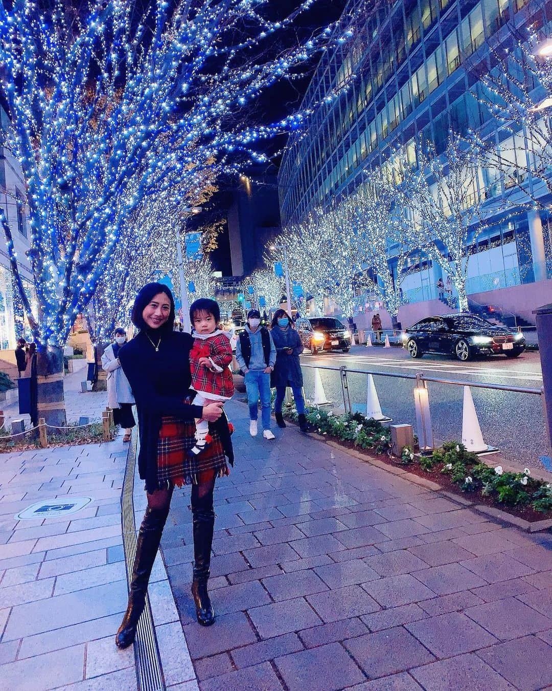 桜井未来さんのインスタグラム写真 - (桜井未来Instagram)「保育園の帰り道に寄ってみました😊🎄 娘ちゃんは、イルミネーションなんとなく分かって来たかな？ 小さい子の目にはどんな風に映ってるんだろー。。。  ・ ・ ・ #イルミネーション #クリスマス #クリスマスイルミネーション #xmas #christmas #christmastree #六本木 #六本木ヒルズ #六本木ヒルズクリスマスマーケット  #男の子ママ #女の子ママ #ママ #baby #ママ友募集 #赤ちゃんのいる生活 #ベビスタグラム #mamagirl #ベビフル #コドモダカラ #コドモノ #ママリ #親バカ部 #新米ママ東京部 #ベビモ #엄마　#妈妈 #媽媽 #Mom」12月23日 18時25分 - miki.sakurai0214