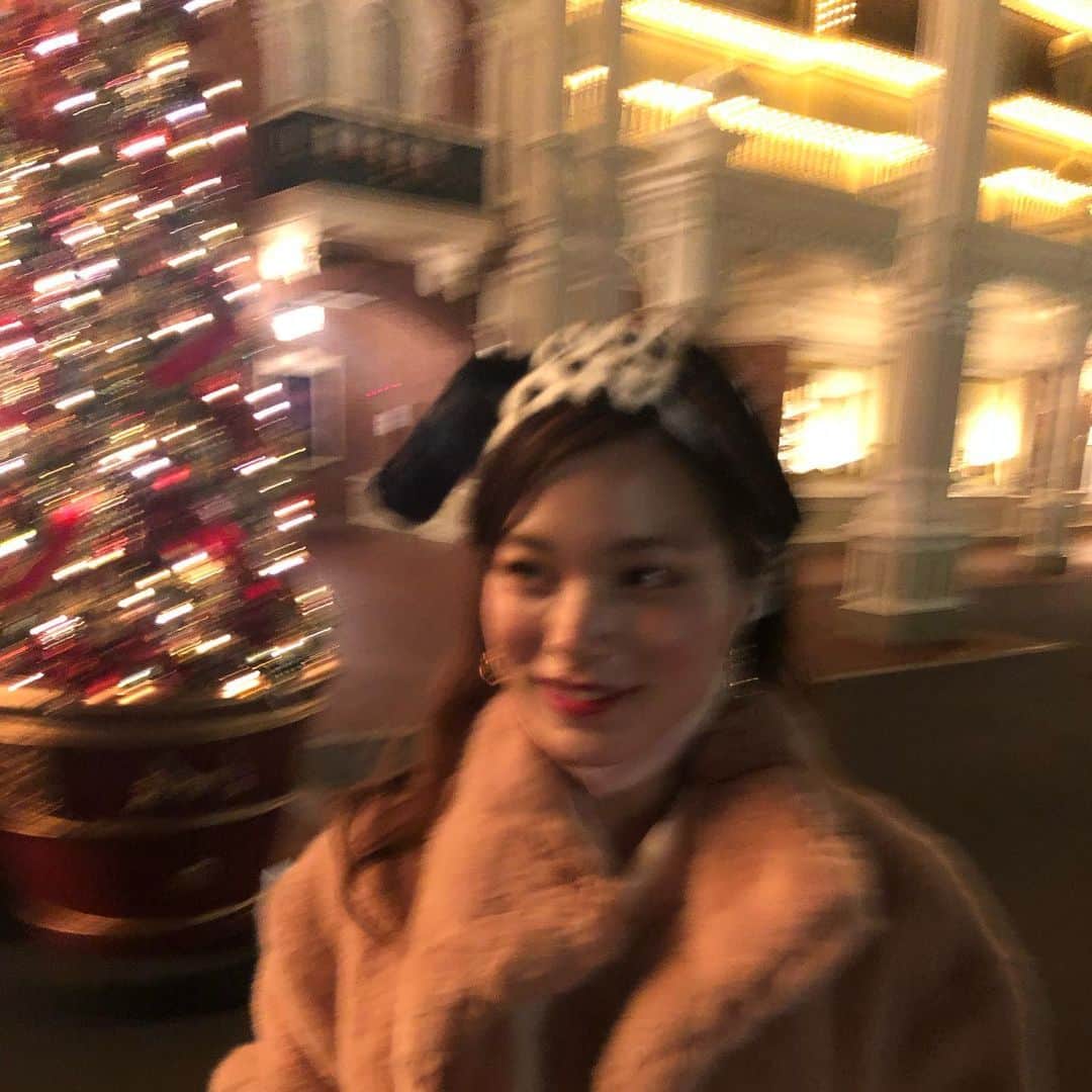Laraのインスタグラム：「🎄 . ミニーちゃんのお家みたいなところに住みたい❣️❣️ . まさかの後ろ?に並んでた人のオススメで 私が出てきたみたいでビックリ😂👏🏻✨ 前も学校の先輩に目撃されてたしディズニーて意外と目撃される😂🌟 気付かず目撃されるの恥ずかしいよね〜🥳🎈」