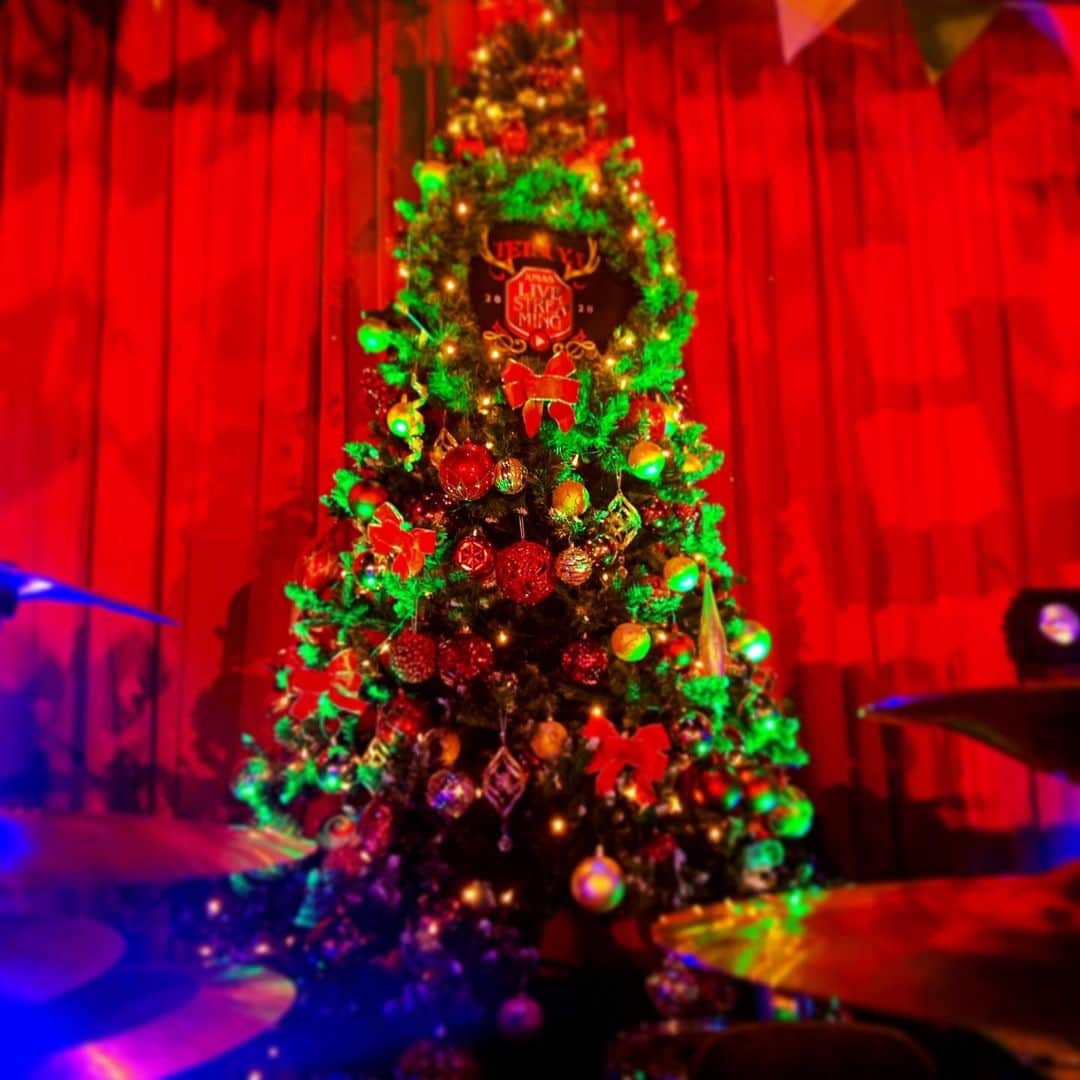 tetsuyaのインスタグラム：「今日から3日間逢えるね！ #Christmas #xmas #XmasLIVESTREAMING2020 #TETSUYA」