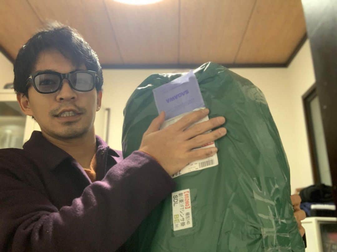 のインスタグラム：「布団届きました！！ これでやっと暖かく寝れます☺️  #紫コーデ　#parple #mensfashion #動物好きな人と繋がりたい #actor #model #parplecode #wintercode #冬コーデ　#かっこいいコーデ #ootd #布団」