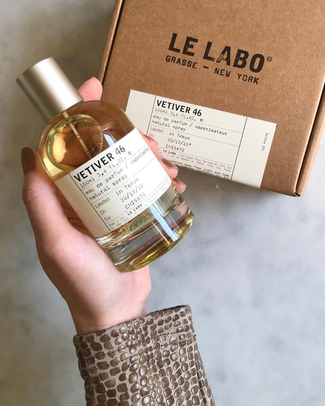 松永ちさとのインスタグラム：「@lelabofragrances  christmas前に届いた〜嬉しい🎅♫♫♫ オリエンタルなシダーでハンサムな香り 冬用に重めなものにしたよ𓇼 Le laboの香水は全て代官山店で調合してて 工場兼なので作ってるようすも見られるよ すきな言葉や名前をいれられて プレゼントにもよさそう🎁🎄😍🦌🎉 ハンドクリーム系もよかった♡♡ #lelabo2020 #perfume #vetiver46 #christmas」