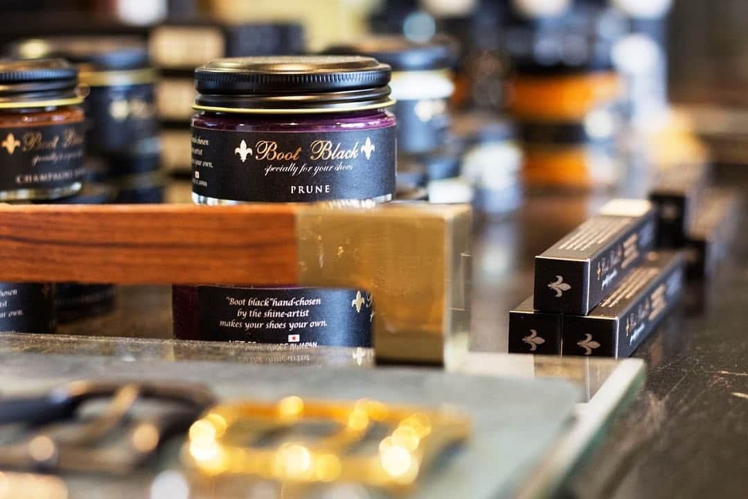 bootblack_officialさんのインスタグラム写真 - (bootblack_officialInstagram)「The Boot Black nutritional shoe cream, formulated with natural waxes and argan oil which provides moisturizing effect. Photo by : @cobblerunion 🇺🇸  #columbus#bootblack#shoecare#shoeshine#shoepolish#shoegazing#shoestagram#mensshoes#mensfashion#leathershoes#highshine#madeinjapan#japanmade#japanmadeshoecare#japan#usa#america#atlanta#cobblerunion」12月23日 18時31分 - bootblack_official