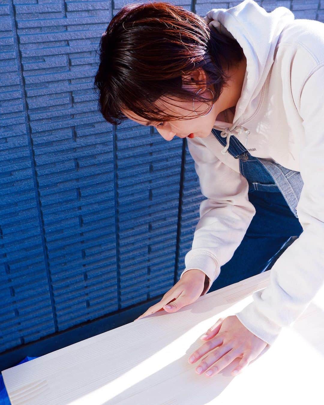 依吹怜のインスタグラム：「おうちでコツコツDIY🔨 愛情込めて削ってます たのしいたのしいたのしい！ さあ何ができるでしょうか😚  #diy #diy女子  #手作り #fujifilm  #fujifilm_xseries」