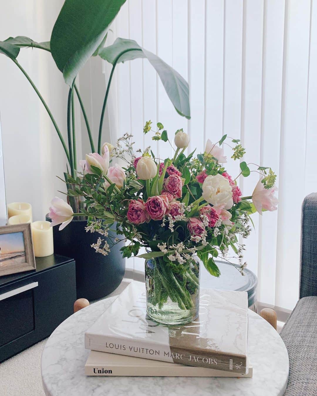 春名亜美さんのインスタグラム写真 - (春名亜美Instagram)「日比谷花壇で花束を作ってもらいました💐 いつもは白とグリーンとかを選びがちだけど、今回はお部屋が明るくなるようにピンクの花束を💐💕  そして！！！ ついに私、ずっとやりたかったお花のサブスクリプションサービスを日比谷花壇でお願いしました🌸🌼🌹🌻  毎月定期でお花を送ってもらえる【ハナノヒ365days】←今月から始まったらしい✨ @hananohi_   お花って買って帰ると、持つの大変だから諦めることが本当多くて！ 定期的に季節にそったお花がお家に届くって最高✨ しかも日比谷花壇のお花だとセンスに間違いがないし😌✨  おうち時間がまた増えそうだし、引き続きおうち時間を充実させたい🌿 ・ ・ ・ #ハナノヒ365days #ハナノヒ #日比谷花壇サブスク」12月23日 18時32分 - amiharunaami