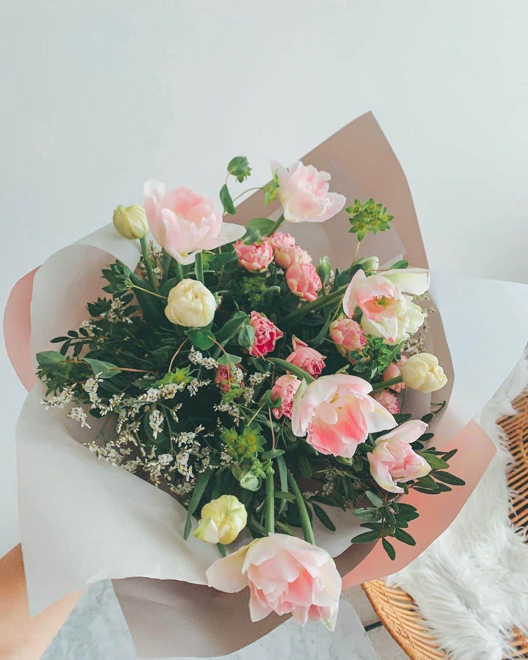 春名亜美さんのインスタグラム写真 - (春名亜美Instagram)「日比谷花壇で花束を作ってもらいました💐 いつもは白とグリーンとかを選びがちだけど、今回はお部屋が明るくなるようにピンクの花束を💐💕  そして！！！ ついに私、ずっとやりたかったお花のサブスクリプションサービスを日比谷花壇でお願いしました🌸🌼🌹🌻  毎月定期でお花を送ってもらえる【ハナノヒ365days】←今月から始まったらしい✨ @hananohi_   お花って買って帰ると、持つの大変だから諦めることが本当多くて！ 定期的に季節にそったお花がお家に届くって最高✨ しかも日比谷花壇のお花だとセンスに間違いがないし😌✨  おうち時間がまた増えそうだし、引き続きおうち時間を充実させたい🌿 ・ ・ ・ #ハナノヒ365days #ハナノヒ #日比谷花壇サブスク」12月23日 18時32分 - amiharunaami