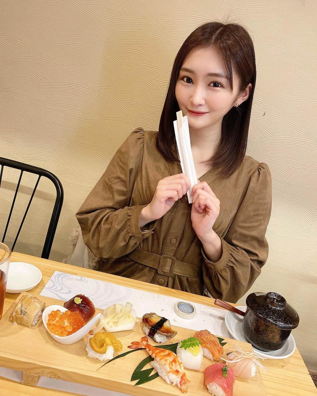 川上礼奈のインスタグラム：「. けいちゃんとお寿司lunch🍣✨ 美味しいお寿司が食べたくて築地まで行ってきたよ😳 一口サイズのお寿司でめっちゃ 食べやすくて美味しすぎたよ〜🤍 お昼から幸せな1日でした✨ #築地孫右衛門 #築地ランチ」