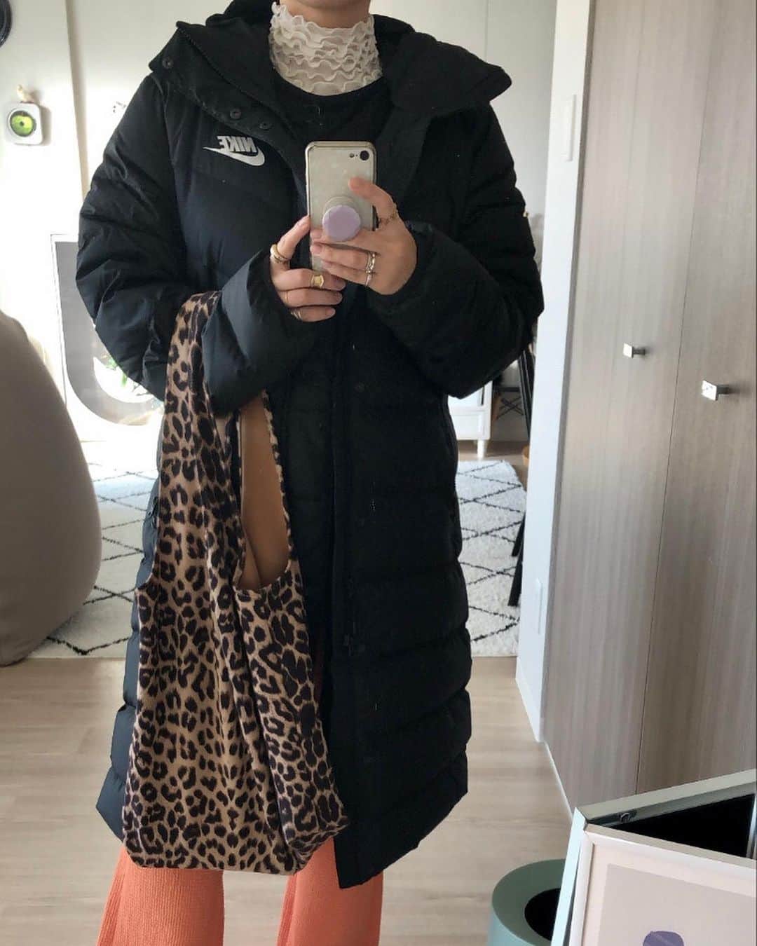 ◆miki◆のインスタグラム：「* * 🍊🐆✔ * 何度も言うけど 三井のNIKE✔はかなりの穴場じゃて‼️‼️ メンズも絶対チェックせんとね🧐‼️  可愛いスウェットとロングダウン(メンズのS)買いました☺️❤️  雪かきにも持ってこいだし 軽くてシャッと着れて最高だわ☃  ⛄⛄⛄  てゆーか、え？😀もう23日なの？ 終わってしまう 今年が終わってしまうやないのよ  12月入ったら大掃除頑張ろ～🙋🏼 意気込んでおったのに 救世主のケルヒャーだってあるのに  ひとっつも終わってないよ😀 誰か手伝いに来てよ いや、もう、やらんでえーか☺️  #大掃除放棄  #母ちゃんのootd #ママコーデ  #ママファッション #アラフォーコーデ #アラフォーファッション #ヒョウ柄ババア」