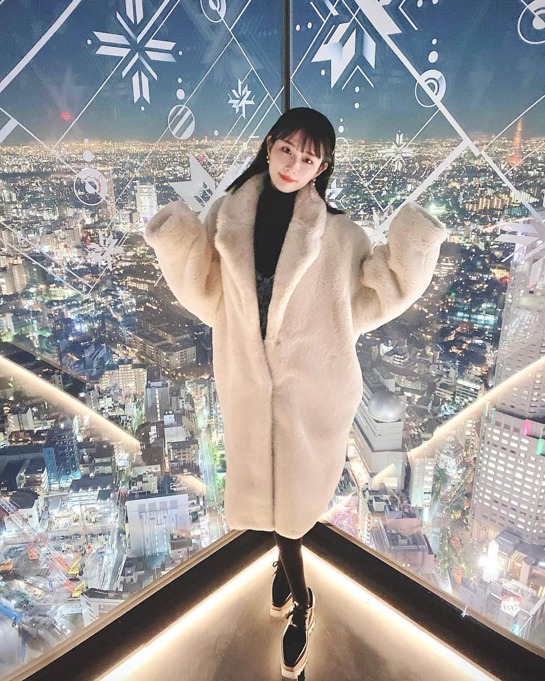 末永みゆのインスタグラム：「. 先日、ずっと行ってみたかった SHIBUYA SKYに行ってきました☁️  寒いかな?って思ったけど 風がなくて全然寒くなかったし  とにかく夜景が綺麗すぎました‼︎  写真フォルダが 夜景でいっぱいになったよ〜  行ったことない方は 是非行ってみてほしい場所です‼︎  #shibuyasky #渋谷 #展望台 #夜景 #ファーコート #カチューシャ #インスタ映え」