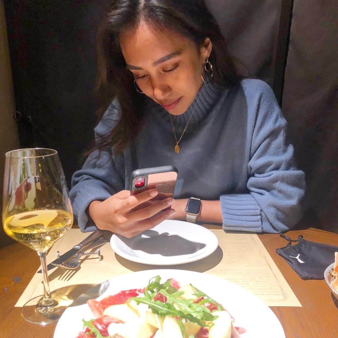 Megha Shrestha のインスタグラム：「赤ワイン派？それとも白ワイン？ 恵比寿でイタリアン見つけて、美味しいもん食べてハピハピ〜の日✨今年もあと8日🎁 カウントダウンする時間も幸せ〜✨  Pic taken by @_misako.f.misao」