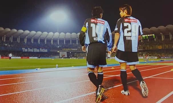 のインスタグラム：「憲剛さん  18年間お疲れ様でした！   間違いなく自分のサッカー人生で一番影響を与えてくれた人  感謝してもしきれないです🙇‍♂️  そして憲剛さんを一番そばで支えた奥さんの加奈子さん、サポートお疲れ様でした！  僕が憲剛さんから愛あるお叱りを受けている時、フォローしてくたのは加奈子さんでした🙏  思い出は山ほどあります。 共にベストイレブンに入れた事、ダブルボランチで2人で23点決めた事  ただ一番の思い出は周平さんと3人で出演した納豆のCMです🤣笑 （4枚目写真）  21日の引退セレモニー行けずに残念でした😢  これからも宜しくお願いします^_^‼️」