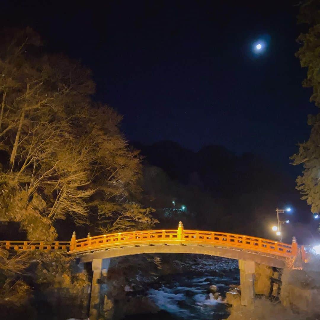 上田祥子さんのインスタグラム写真 - (上田祥子Instagram)「遂に風の時代に突入ですね。グレートコンジャクションの昨夜は、大好きな日光で過ごしました。様々なご縁に感謝✨ #グレートコンジャンクション #日光　#日光神橋」12月23日 18時44分 - uedasachikoinsta