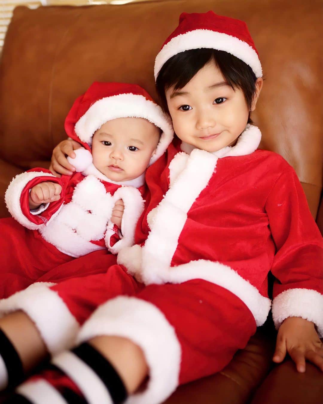 amiさんのインスタグラム写真 - (amiInstagram)「Happy christmas  ． 明日はクリスマス🎄🎅 息子も娘も、christmasを 楽しみ〜にしてるよ♡  最近は息子は、お兄ちゃんっぽく なって、娘を今まで以上に 大切にしてくれてます💓  赤ちゃんがえりすることも あるけどね🥲🌿  2人とも、クリスマスプレゼント 楽しみにしてる〜❤️  ． さてさて、自分へのプレゼントは ずっと愛用している @fujimi_official の パーソナライズサプリ🌿 ﻿  美容診断で質問に答えて、自分に足りてない 栄養素や、肌の悩みに合わせて、理想の お肌に近づけるよう11種類から5つの サプリメントをパーソナライズしてくれる  飲むスキンケアです♡  ﻿もう4回目くらいかな⁉️ 愛用してますよ〜♡ これで、しっかりケアしよ♡  1回分ずつ個包装にしてくれてるので 飲みやすくておススメです💕  クリスマス楽しみですね〜♡  ． ﻿ #クリスマス#christmas #兄妹#女の子#男の子#サンタコスチューム#子供のいる暮らし#クリスマスフォト#息子と娘#PR #FUJIMI #美容 #カスタマイズサプリ#パーソナライズサプリ #私のクリスマスメモリー#銀座三越クリスマス2020」12月23日 18時50分 - amikuma1219