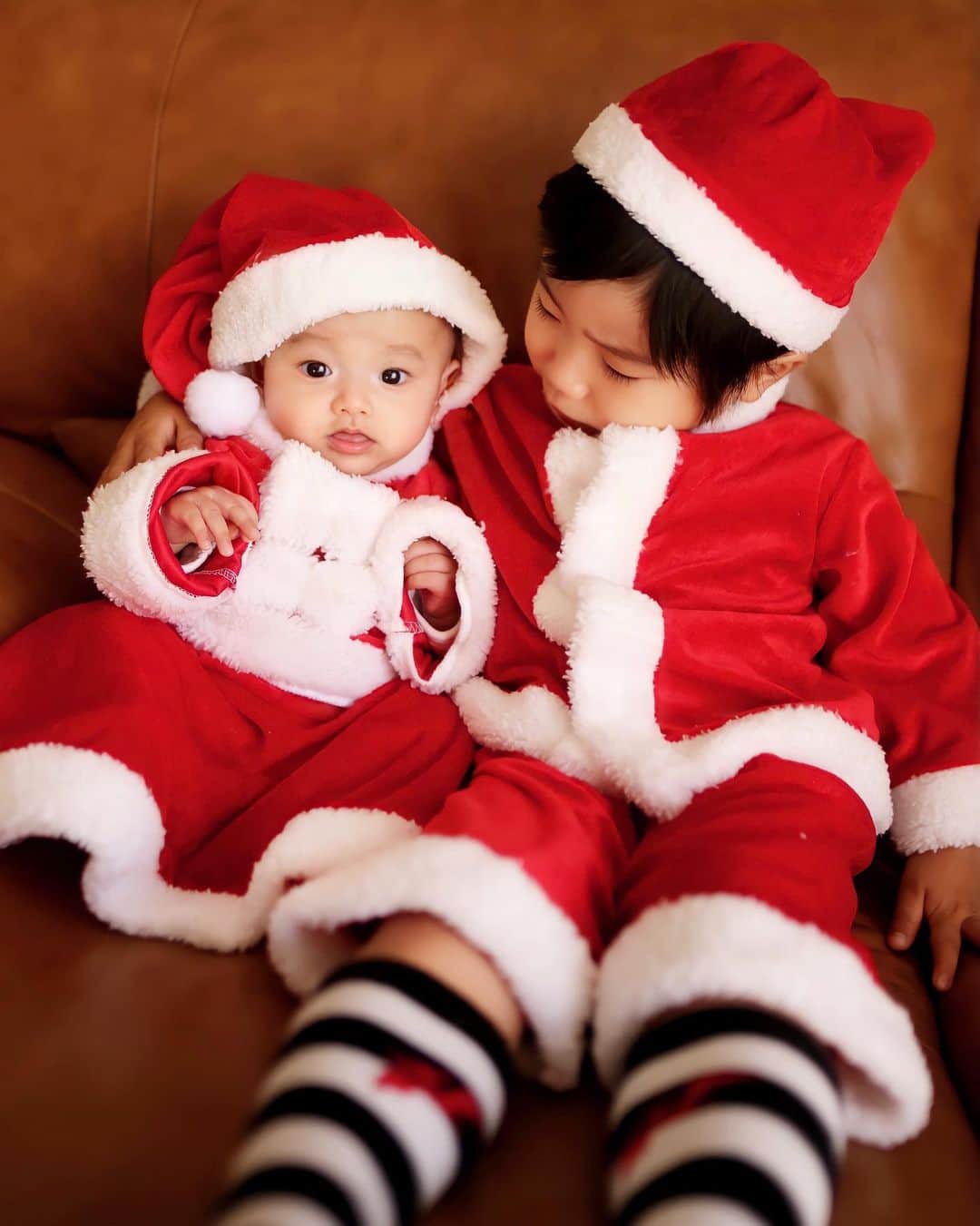 amiさんのインスタグラム写真 - (amiInstagram)「Happy christmas  ． 明日はクリスマス🎄🎅 息子も娘も、christmasを 楽しみ〜にしてるよ♡  最近は息子は、お兄ちゃんっぽく なって、娘を今まで以上に 大切にしてくれてます💓  赤ちゃんがえりすることも あるけどね🥲🌿  2人とも、クリスマスプレゼント 楽しみにしてる〜❤️  ． さてさて、自分へのプレゼントは ずっと愛用している @fujimi_official の パーソナライズサプリ🌿 ﻿  美容診断で質問に答えて、自分に足りてない 栄養素や、肌の悩みに合わせて、理想の お肌に近づけるよう11種類から5つの サプリメントをパーソナライズしてくれる  飲むスキンケアです♡  ﻿もう4回目くらいかな⁉️ 愛用してますよ〜♡ これで、しっかりケアしよ♡  1回分ずつ個包装にしてくれてるので 飲みやすくておススメです💕  クリスマス楽しみですね〜♡  ． ﻿ #クリスマス#christmas #兄妹#女の子#男の子#サンタコスチューム#子供のいる暮らし#クリスマスフォト#息子と娘#PR #FUJIMI #美容 #カスタマイズサプリ#パーソナライズサプリ #私のクリスマスメモリー#銀座三越クリスマス2020」12月23日 18時50分 - amikuma1219