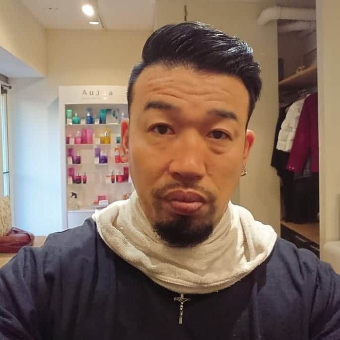 武蔵のインスタグラム：「髪切りました。  刈り上げたとこが寒いです💦  #武蔵 #散髪 #haircut」