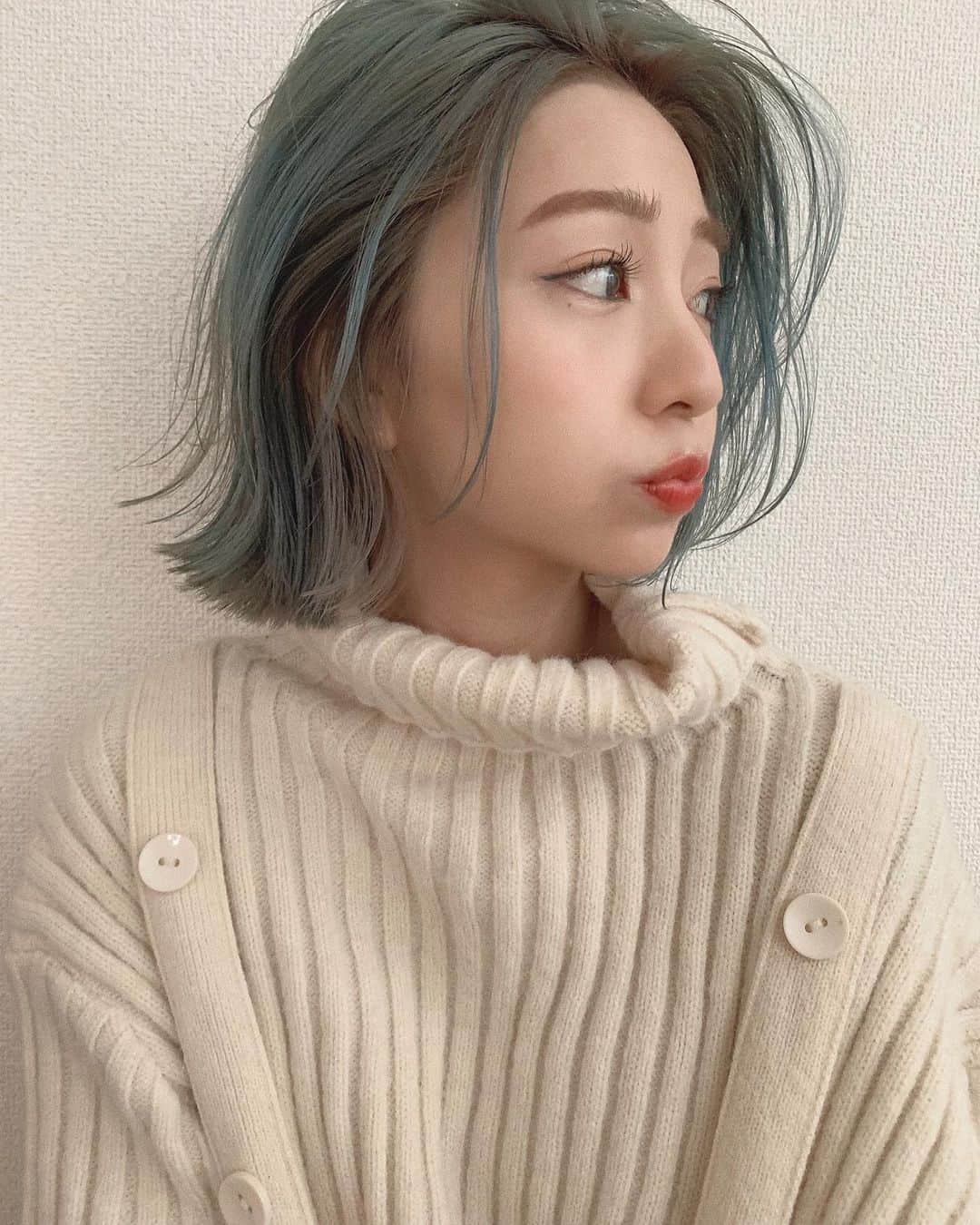 松尾 瞳のインスタグラム：「もう最近の写真はグリーン抜けちゃってるけど、実はお宮参りの時に普通の髪色で行きたかったから(普通っていってもブロンドだけど)１週間でシャンプーしまくってがんばって落としたの😇🙌🏻  じゃあお宮参りの後ですればよかったって話なんだけど佑記の撮影の都合でお宮参りの前にする事になって、急いで落としたのもったいなかったからもう一回やりたいな〜と思ってる😠💚🌿  #グリーン #グリーンヘアー  #ヘアカラー #ボブヘアー」