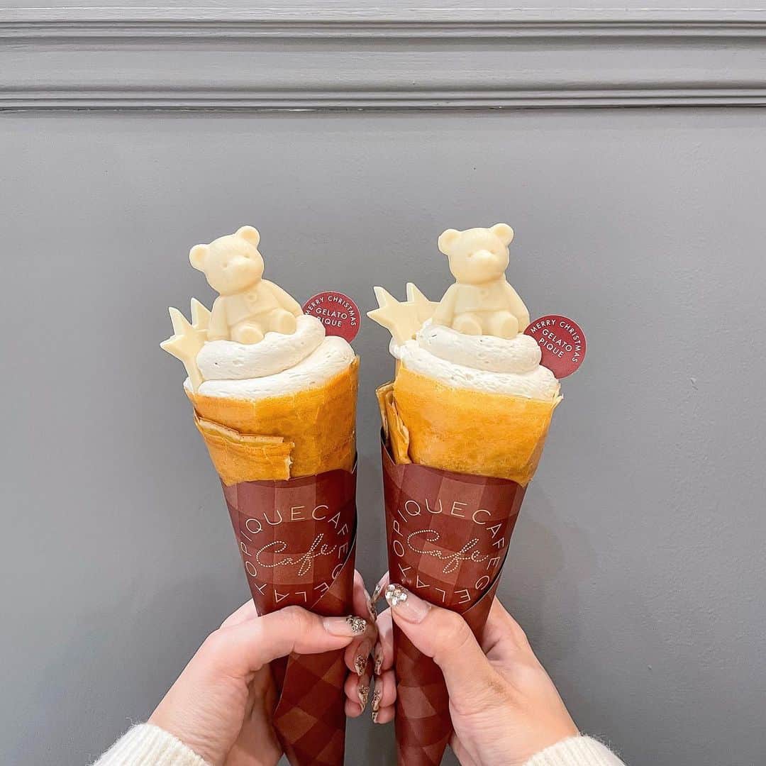 RIEさんのインスタグラム写真 - (RIEInstagram)「𝙶𝙴𝙻𝙰𝚃𝙾 𝙿𝙸𝚀𝚄𝙴 𝙲𝙰𝙵𝙴🧸🍓﻿ ﻿ 先週開始したばかりのジェラピケの﻿ ピケベアクレープを先日食べてきました🧁﻿ ﻿ ＂ピケベアのクレープ＂は﻿ 中にミルクジェラート🍨と﻿ 甘酸っぱいストロベリー🍓が包まれてて﻿ 生クリームは甘すぎず食べやすさ抜群💯﻿ ﻿ ホワイトチョコレートでできてる﻿ ピケベアちゃんもおいしかった🍫(ごめん)﻿ ﻿ こんなにも可愛いのに…﻿ 12月27日までの期間限定だそう☁️﻿ ﻿ ﻿ 🧸ピケベアのクレープ　¥1180+Tax﻿ ﻿ ﻿ ~~~~~~~~~~~~~~~~~~~~~~~~﻿ ☑︎ gelato pique cafe creperie アトレ恵比寿﻿ ☑︎ 10:00〜21:00﻿ ☑︎ 恵比寿駅 徒歩1分﻿ ~~~~~~~~~~~~~~~~~~~~~~~~﻿ ﻿ ﻿ #gelatopique #gelatopiquecafe #ジェラートピケ #ジェラピケ #ジェラートピケカフェ #ジェラピケカフェ #クレープ #クレープ部 #いちごスイーツ #苺スイーツ #くまさん #いちご🍓 #いちごのショートケーキ #クリスマス限定 #アトレ恵比寿 #恵比寿カフェ #池袋カフェ #東京カフェ #ジェラピケケーキ #かふぇすたぐらむ #かふぇめぐり #カフェ巡り #カフェスタグラム #カフェ活 #カフェ部 #東京女子部 #f4f #likeforlikes」12月23日 18時53分 - rie_tabi
