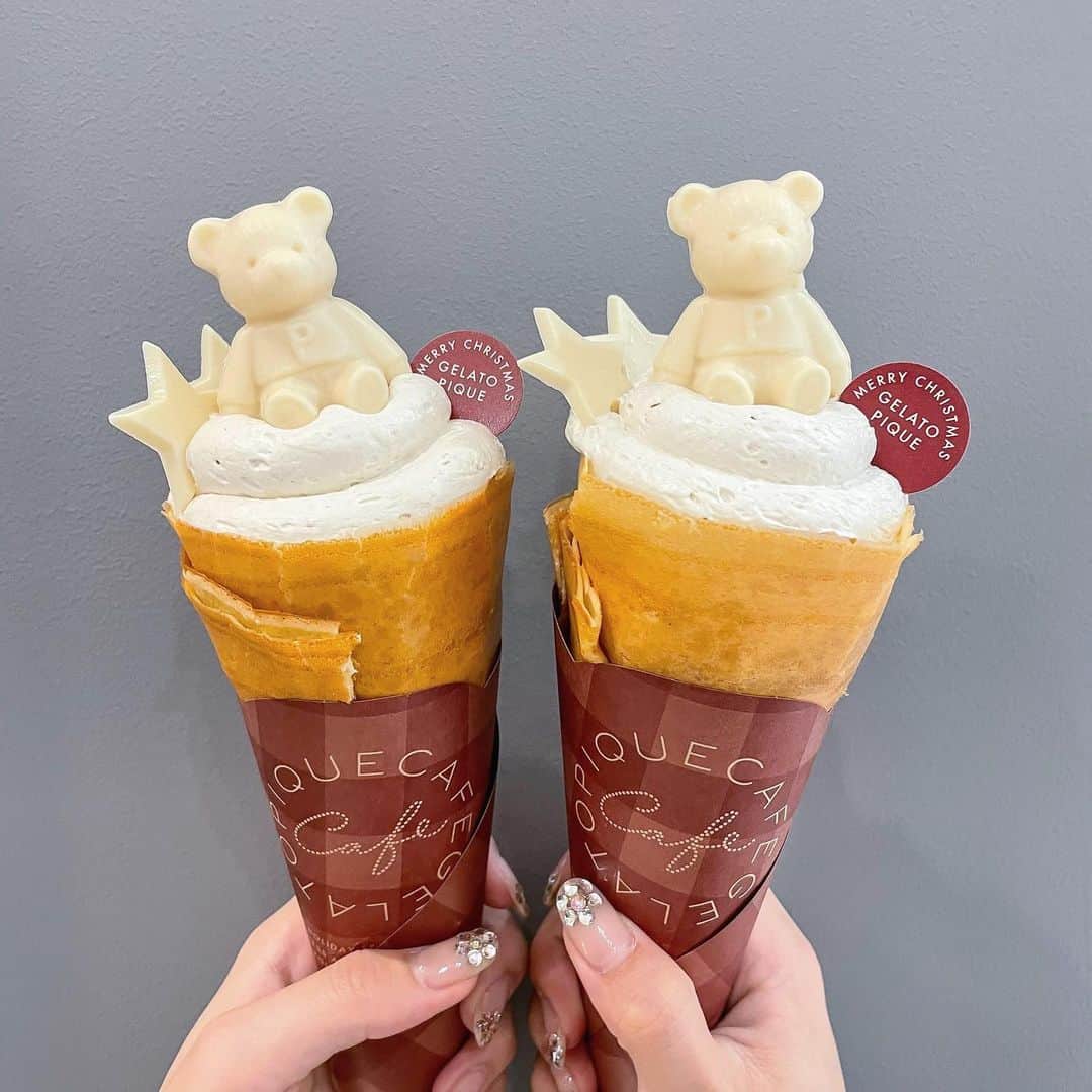 のインスタグラム：「𝙶𝙴𝙻𝙰𝚃𝙾 𝙿𝙸𝚀𝚄𝙴 𝙲𝙰𝙵𝙴🧸🍓﻿ ﻿ 先週開始したばかりのジェラピケの﻿ ピケベアクレープを先日食べてきました🧁﻿ ﻿ ＂ピケベアのクレープ＂は﻿ 中にミルクジェラート🍨と﻿ 甘酸っぱいストロベリー🍓が包まれてて﻿ 生クリームは甘すぎず食べやすさ抜群💯﻿ ﻿ ホワイトチョコレートでできてる﻿ ピケベアちゃんもおいしかった🍫(ごめん)﻿ ﻿ こんなにも可愛いのに…﻿ 12月27日までの期間限定だそう☁️﻿ ﻿ ﻿ 🧸ピケベアのクレープ　¥1180+Tax﻿ ﻿ ﻿ ~~~~~~~~~~~~~~~~~~~~~~~~﻿ ☑︎ gelato pique cafe creperie アトレ恵比寿﻿ ☑︎ 10:00〜21:00﻿ ☑︎ 恵比寿駅 徒歩1分﻿ ~~~~~~~~~~~~~~~~~~~~~~~~﻿ ﻿ ﻿ #gelatopique #gelatopiquecafe #ジェラートピケ #ジェラピケ #ジェラートピケカフェ #ジェラピケカフェ #クレープ #クレープ部 #いちごスイーツ #苺スイーツ #くまさん #いちご🍓 #いちごのショートケーキ #クリスマス限定 #アトレ恵比寿 #恵比寿カフェ #池袋カフェ #東京カフェ #ジェラピケケーキ #かふぇすたぐらむ #かふぇめぐり #カフェ巡り #カフェスタグラム #カフェ活 #カフェ部 #東京女子部 #f4f #likeforlikes」
