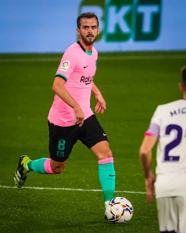 FCバルセロナさんのインスタグラム写真 - (FCバルセロナInstagram)「🔝 Performance from @miralem_pjanic ! Bravo, Pjanic! 👏👏👏👏👏👏👏👏   🎯 106 completed passes* 🙌 110 attempted passes* 😎 96.4% passing pct 💪 10 recoveries* 🤙 3 fouls drawn* 💙❤️ 123 touches*  *led all players in #ValladolidBarça」12月23日 18時56分 - fcbarcelona