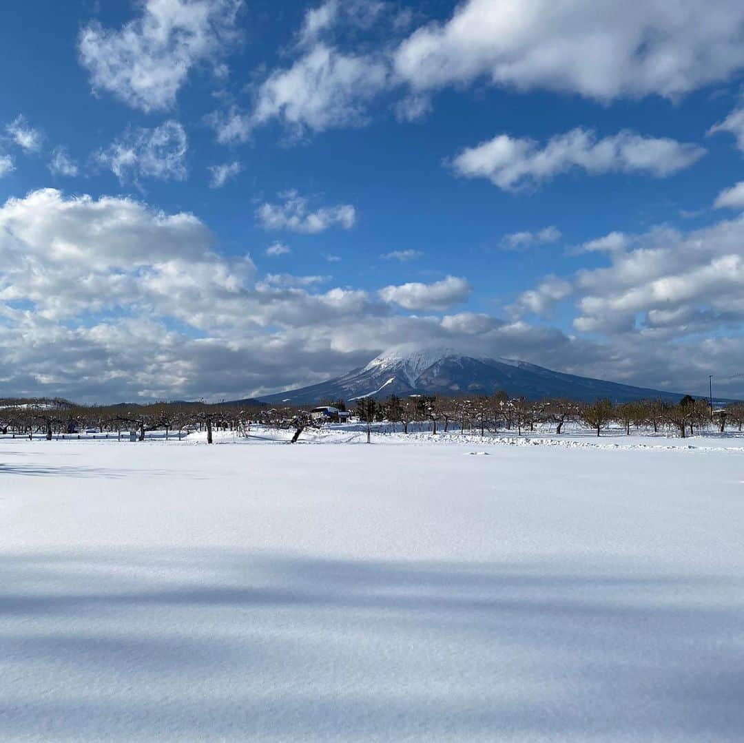 氷川きよしさんのインスタグラム写真 - (氷川きよしInstagram)「肌のコンデションがいい時は機嫌が良いですw  でしょうでしょう、わかるーみたいな口調で価値観合う女子達と料理話とか世間話とかソーシャルディスタンスで女子会さながらの盛り上がり。そして別れ。(T . T)  気取らなくていいあったかくて優しい人ばかりで本当に楽しい旅でした。  by kii  BSフジ 「名曲！旅の詞〜日本全国歌碑めぐり〜４」 2021年1月9日(土) 19:00〜20:55 放送予定 是非ご視聴ください！  #氷川きよし #hikawakiyoshi #ロケ #kii #bykii #キヨラー」12月23日 18時59分 - hikawa_kiyoshi_official