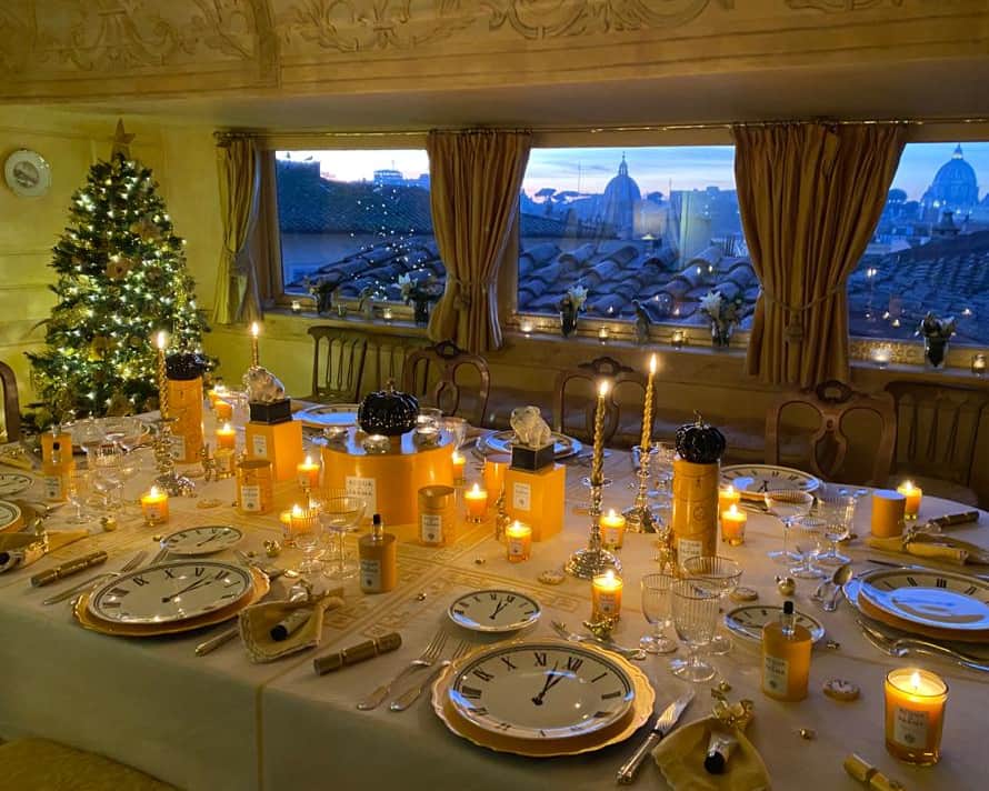 アクアディパルマさんのインスタグラム写真 - (アクアディパルマInstagram)「@vioscooking table is spectacular yet decidedly elegant, the soft warmth of gold and yellow is exactly what we need for a cozy festive season to usher in a new season of hope.⁣ #holidaydecorinspiration⁣ .⁣⁣ #acquadiparma #holidayseason #holiday」12月23日 19時00分 - acquadiparma