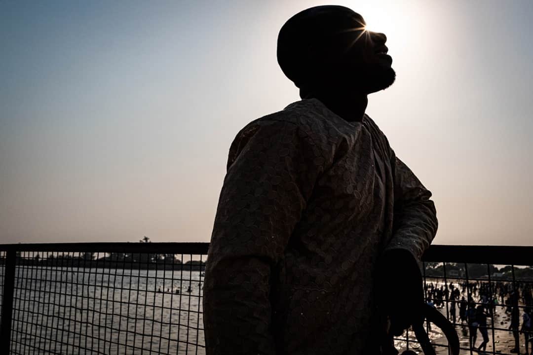 Fujifilm UKさんのインスタグラム写真 - (Fujifilm UKInstagram)「Documentary photographer @kabenny_ captured this powerful and creative portrait at Tarkwa Bay near the Lagos harbour in Nigeria with his FUJIFILM X-Pro2.  XF23mmF2 R WR F8, ISO 800, 1/8000 sec  #FujifilmXPro2 #XPro2 #XSeries #Fujifilm」12月23日 19時00分 - fujifilmuk
