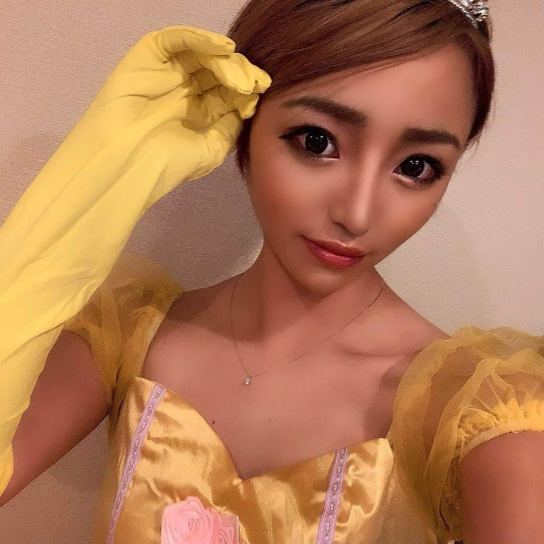 MII MAMAのインスタグラム：「. . . 普段なら絶対する事のないコスプレで 先日最終日を迎えました🌹✨ . ちなみにベル意識🤣 やけども、声がベルとかけ離れてるほどカッスカスw . 沢山の方からの沢山の応援をいただき、 3ヶ月にして2つ目のベイビーちゃんぬいぐるみを 獲得することが出来ました♥️ . 沢山の応援本当にありがとうございました🙇🏽‍♀️💓 . 17タイムラインの方に感謝伝えたいと思います♥️ . インスタから17に来てくれてる方 いつも遊びに来ていただきありがとうございます💓 . みんなが大好きや〜😚♥️✨  ------------------------------------------ 🔎White Style mi mama 良かったらチャンネル登録お願いします🙇🏽‍♀️ #YouTube#ユーチューバー#主婦ユーチューバー#MIIMAMA##チャンネル登録お願いします#2児ママ#年子ママ#ホワイトインテリア#モノトーンインテリア#シンプルな暮らし#収納#ホワイト収納#イチナナ#イチナナライバー#専属ライバー#主婦ライバー」