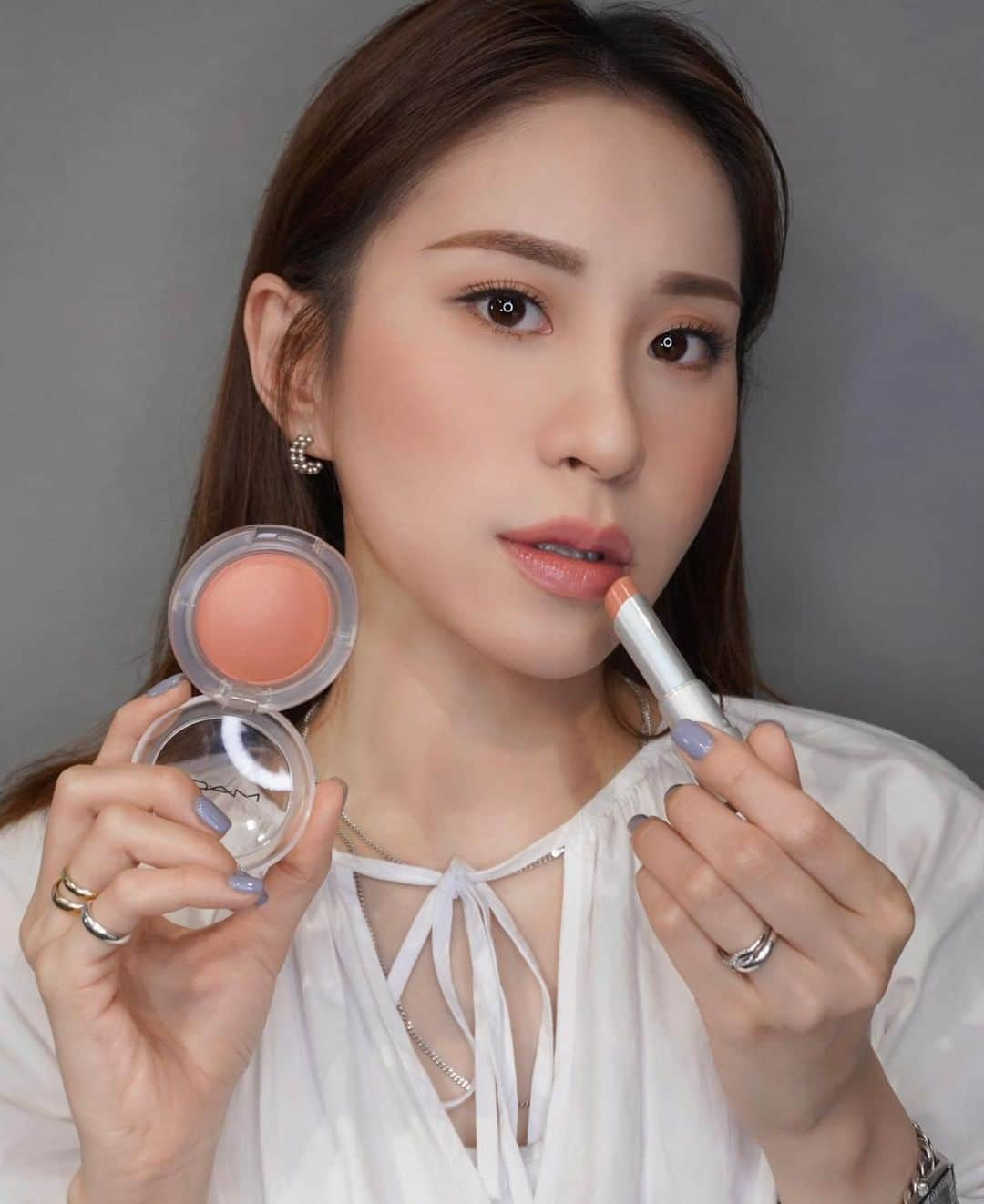 M·A·C Cosmetics Hong Kongさんのインスタグラム写真 - (M·A·C Cosmetics Hong KongInstagram)「不挑膚色嘅活力杏桃奶凍組 🍑 💄 保養系 #果凍潤色護唇膏 #SweetTreat，杏桃奶凍酷甜誘人 😳 超人氣#果凍胭脂 #Grand，蜜桃奶茶氣質出眾 只需兩支妝物即可打造清甜daily look，無論白皙定蜜糖肌都carry得到！心動就立即到門市或官網入手啦！  Product mentioned: Glow Play Lip Balm 果凍潤色護唇膏 in 451 Sweet Treat - HK$190 Glow Play Blush 亮色輕潤感胭脂 in Grand - HK$240 #果凍胭脂 #MACGLOWPLAY #透明果凍妝 #MACHongKong  Regram from @sy.mac  The Peachy Duo that suits every skintone 🍑 Looking for a fun yet moisturizing daily look for this winter?  Mix and match 𝗚𝗟𝗢𝗪 𝗣𝗟𝗔𝗬 𝗟𝗜𝗣 𝗕𝗔𝗟𝗠 #SweetTreat and 𝗚𝗟𝗢𝗪 𝗣𝗟𝗔𝗬 𝗕𝗟𝗨𝗦𝗛 #Grand for an energetic, peachy look!  Give your Glow Play Duo a try at M·A·C today!」12月23日 19時00分 - maccosmeticshk