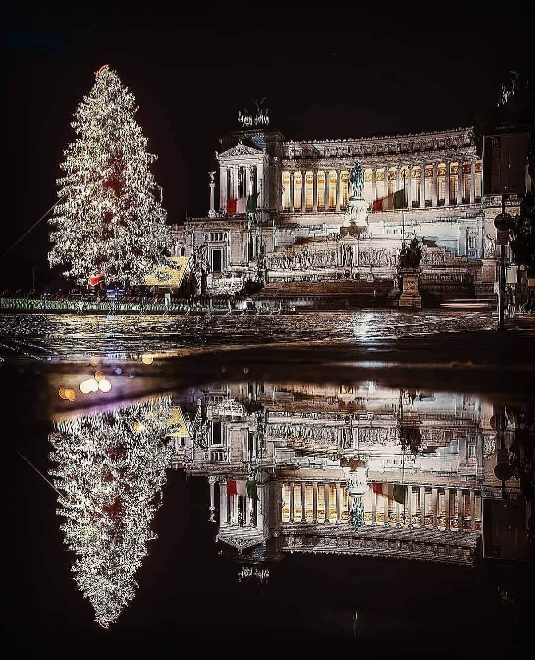 Padgramさんのインスタグラム写真 - (PadgramInstagram)「Let magic happen in Rome ❤  . 👍Great picture by @valeriobenincasa.ph  .  #pgdaily #pgstar #pgcounty #planetgo #planet #planetearth #amazing #awesome #romeitaly #loverome #ig_roma #instaroma #igroma #visitrome #romephotographer #roma🇮🇹 #romaitalia #piazzavenezia」12月23日 19時01分 - planet.go