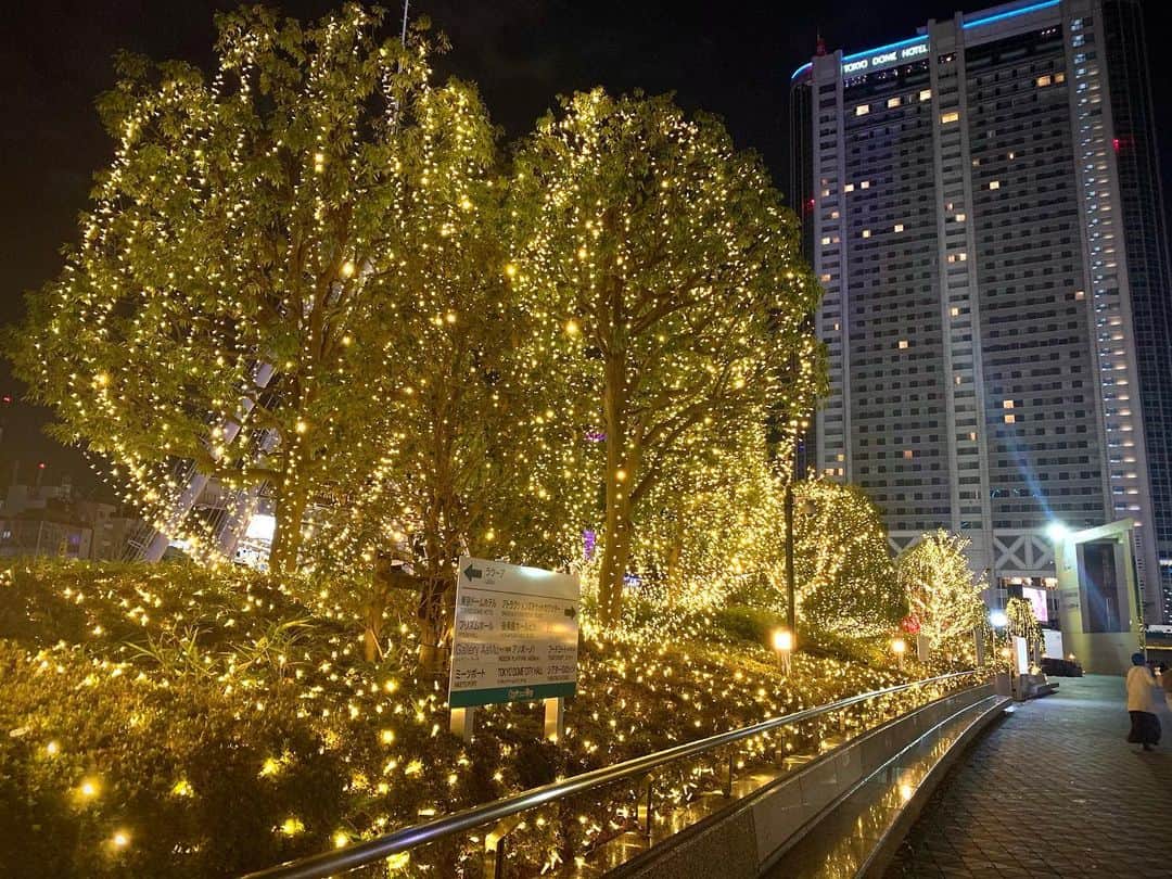 スパ ラクーア公式さんのインスタグラム写真 - (スパ ラクーア公式Instagram)「. 【いつも心にスマイルを😊Merry Christmas from Spa LaQua !】 . 今、夜の東京ドームシティでは「スマイル」をテーマにしたイルミネーションを点灯中です✨ 写真からも、暗い夜空を明るく照らすたくさんのスマイルが皆さまに届きますように！ . 顔の半分がマスクに隠れる生活が日常となって、だからこそ「笑顔」の大切さを感じた1年でした。 お互いの表情は見えにくくなりましたが、でも口角を上げるだけで目の表情はやさしくなるし、笑顔もちゃんと伝わるんですよね。 . ウイルスやがん細胞と闘ってくれる免疫細胞（NK細胞）も、笑うと活性化することがわかっているんですよ。 免疫力も表情筋も上げてくれる「スマイル」とともに、素敵なクリスマスをお過ごしください✨ ※東京ドームシティのウィンターイルミネーション「スマイルミ」、スパ ラクーアのクリスマスイベントはどちらも12/25（金）までの開催です。 ※イルミネーション点灯時間:17時〜20時 . スマイルミ▼ https://www.tokyo-dome.co.jp/illumination/ スパ ラクーアのクリスマス▼ https://www.laqua.jp/topics/list/spa_2020Christmas/ . ------------------ スパ ラクーアへのご入館・ご滞在におきましては、皆さまに感染予防対策のご協力をお願いしております。 ご不便をおかけすることもあるかと思いますが、何卒ご理解とご協力を賜りますようお願い申し上げます。 ▼感染予防への取り組みはこちら https://www.laqua.jp/news/oshirase0625_spa/ ------------------- #スパラクーア #天然温泉 #温泉 #サウナ #リラックス #リフレッシュ #クリスマス #イルミネーション #夜景 #イベント #スマイルミ #スマイリー #癒やし #心にも潤いを」12月23日 19時01分 - spalaqua_official