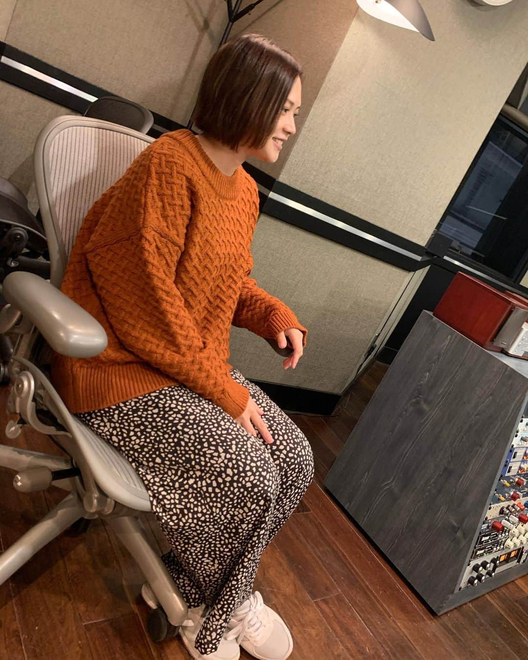 yuiさんのインスタグラム写真 - (yuiInstagram)「こんばんは。皆さんは元気に過ごしていますか？私は順調にレコーディングが進んでいます♪ COUNTDOWN JAPAN 20/21の開催が中止になってしまい残念な気持ちもありますが、皆さんの体調も良い状態で年を越せたらいいなと思っております。 まだまだ色々やり残した事があるような気がしていますが、出来る限りでゆるく一年を締め括れたらと思います🥳 良い日々を☀️ ． ． Good evening. How are you all doing? I'm making good progress with the recording. I'm sorry to hear that COUNTDOWN JAPAN 20/21 has been cancelled, but I'm hoping that everyone will be able to pass the year in good health. I feel like I still have a lot left to do, but I hope I can finish the year as loosely as possible🥳 Have a great day ☀️!」12月23日 19時06分 - yui_flower_flower