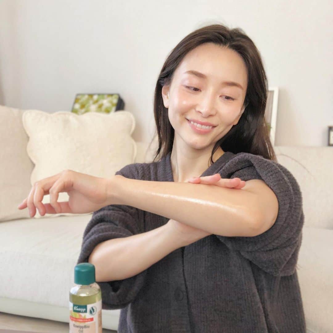 佐々木あさひのインスタグラム：「冬はどこもかしこも乾燥するので、保湿はいつもに増してしっかりと。クリームやオイル、ミストなど色々試してみてます🤔🍎 今使っているのは、クナイプのビオオイル。顔・ボディ・髪マルチに使えるオーガニックオイルで、グレープフルーツの香りを使っているけど、フレッシュで瑞々しい香りが塗っている間もずっと心地よい！ ボディに塗った後に手に余ったオイルを顔に塗って使っています。 これからの季節更に大活躍しそうな予感だから、しばらく使ってまたレビューしたいと思います😚✨ ちなみに2枚目が新パッケージ！3枚目の旧パッケージから最近変わったみたいです🎨  #クナイプ #クナイプビオオイル #美容オイル #保湿 #植物美容オイル #PR」