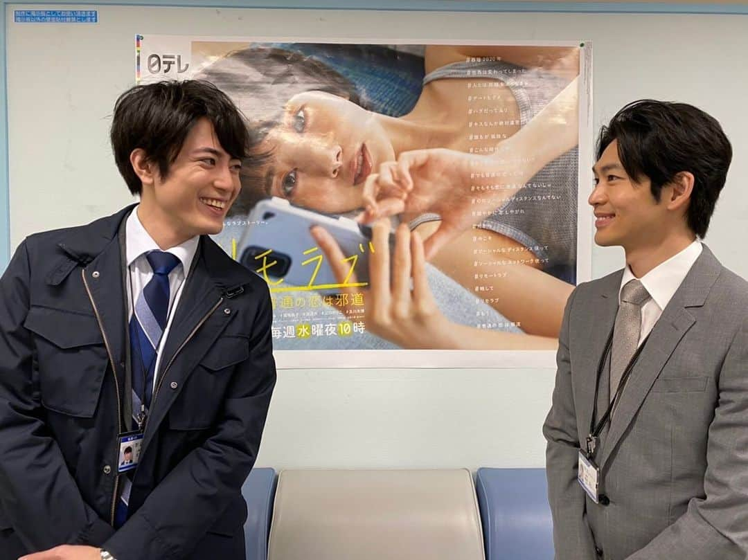 【公式】#リモラブ〜普通の恋は邪道〜さんのインスタグラム写真 - (【公式】#リモラブ〜普通の恋は邪道〜Instagram)「\\#オフショット📸//﻿ ﻿ #リモラブ 最終回直前‼️﻿ 💟蔵出しその④💟﻿ ﻿ #あおちゃん & #ごもちゃん の﻿ #なかよし2ショット 📸﻿ でも、この時は9話であおちゃんが、#草モチ と #檸檬2 との繋がりを知ってしまったシーンを撮影している最中でした😱﻿ でも、#なかよしこよし😊﻿ ﻿ #松下洸平 #間宮祥太朗」12月23日 19時07分 - remolove_ntv