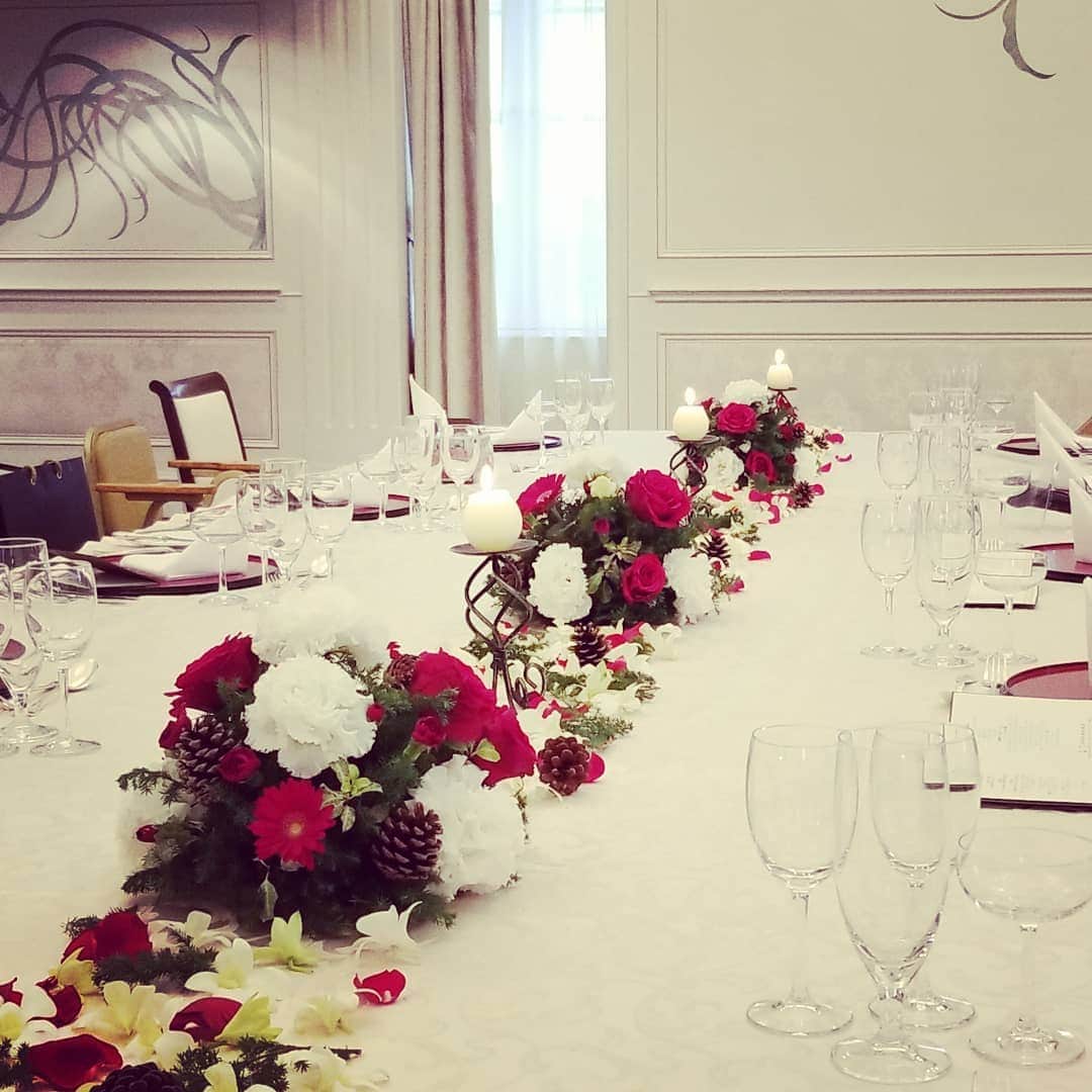 ホテルモントレ大阪 ブライダルサロンさんのインスタグラム写真 - (ホテルモントレ大阪 ブライダルサロンInstagram)「先日ご用意させていただいた会食用のテーブル装花です。お客様のご希望で、この時期に合わせたクリスマス風になっています。 テーブルにお花を散らしたので、より華やかになりました！  #赤#白#グリーン#バラ#トルコキキョウ#松ぼっくり#クリスマス#サンタ#anthes#モントレ大阪#梅田#結婚式#大阪#ウェディング#アンティーク#ホテル#モントレ#wedding」12月23日 19時09分 - monterey_osaka