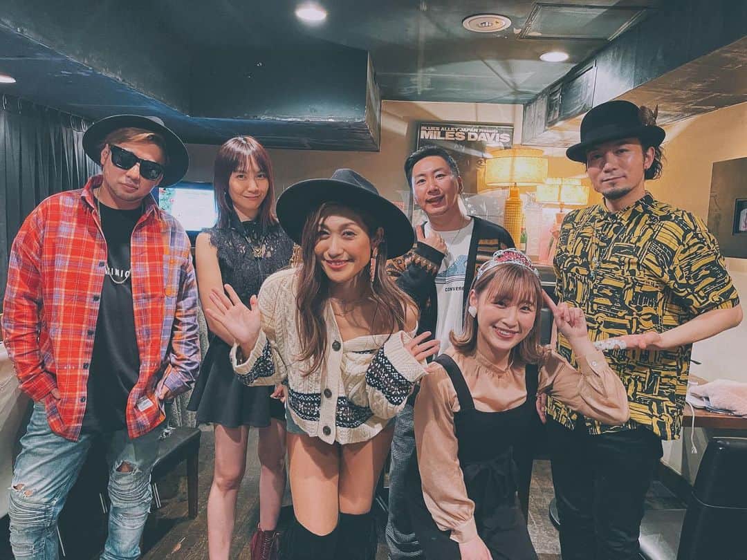 片桐舞子のインスタグラム：「まいこれ2 クリスマスライブ🎄🎅🌟  ありがとうございました💚💚💚  まこちゃんのグランドピアノが聴けるのもレアだし、今回稔君が加入してくれてリズムはもちろんコーラスが✨素晴らしい🥳 私の妹ズ、才恵加にもたくさん吹いてもらって私大満足😍らぱんとの即興は、なんか、この1年やってきた集大成的な良い仕上がりになって、沢山2人で音楽で絡めた1年だったことを実感しました🎀  まいこれは、片桐舞子としてソロで歌うからこその選曲は、私のソロの曲やカバーはもちろん、MAY'S crewがちょっと「うはっ、これ聴けた嬉しい😍」となる本家でなかなかやらない曲を本家とは違うアレンジでお届けしちゃうというのがコンセプトw  昨日は 「Happy Christmas」 「EVE」 などのクリスマスソングや 「Just for you」 「BE WITH U」 「日曜日の歌」 「F*ck You 2 My Ex」 最終的にパワハラ気味に呼び出して 「Nothing but love」 は純ちゃんにもベース弾いてもらって、2020年クリスマスVerの歌詞でお届けしました✝️（25日の番宣しに来いと呼び出したw）  "My Collection Vol.2” アーカイブ視聴は12/24〜12/28なので、クリスマスから年末まで、MAY'Sもソロもたっぷり楽しんでね💚💚💚  さ、今週はまだまだある！ 次はMAY'Sクリスマスライブ🎅 12/25 20時スタート🎄 配信だからこそできる演出をたっぷり詰め込んでますので、お家でパーリーしながら楽しんでね💚💚💚  #まいこれ#片桐舞子#ブルースアレイ#バースデー2人いる奇跡#最終的にmaysになる奇跡#私のソロは自由すぎる」
