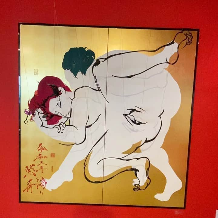 稲木ジョージのインスタグラム：「Epic art exhibition of #Shunga in Tokyo! The artist @sisyu8 drew a picture with wire and painted it with an ink as she is originally a calligraphy artist. It’s super fresh and interesting way to show shunga🍆🔞偶然にも見つけたアート展示会での春画作品！紫舟さんという女性書道家の作品だそう。彼女は、春画を描き、ワイヤーで局部を表現して墨汁で染めたそう。かなり斬新で奥行きのある作品でとても気に入りました😊👏春画は海外ではものすごく人気だけど、日本は「わいせつ」扱いでなかなか評価を得られないのもびっくり！ こうやって、海外で評価された日本文化が逆輸入されるのはすごく興味があったから、宝の持ち腐れにならぬよう、 @milamorejewelry KINTSUGIコレクションも世界中に、日本中にジュエリーを広められたらなと思った日でした🕺✨ 厚かましいけど、「ジュエリー界の千利休」を目指して🍵」