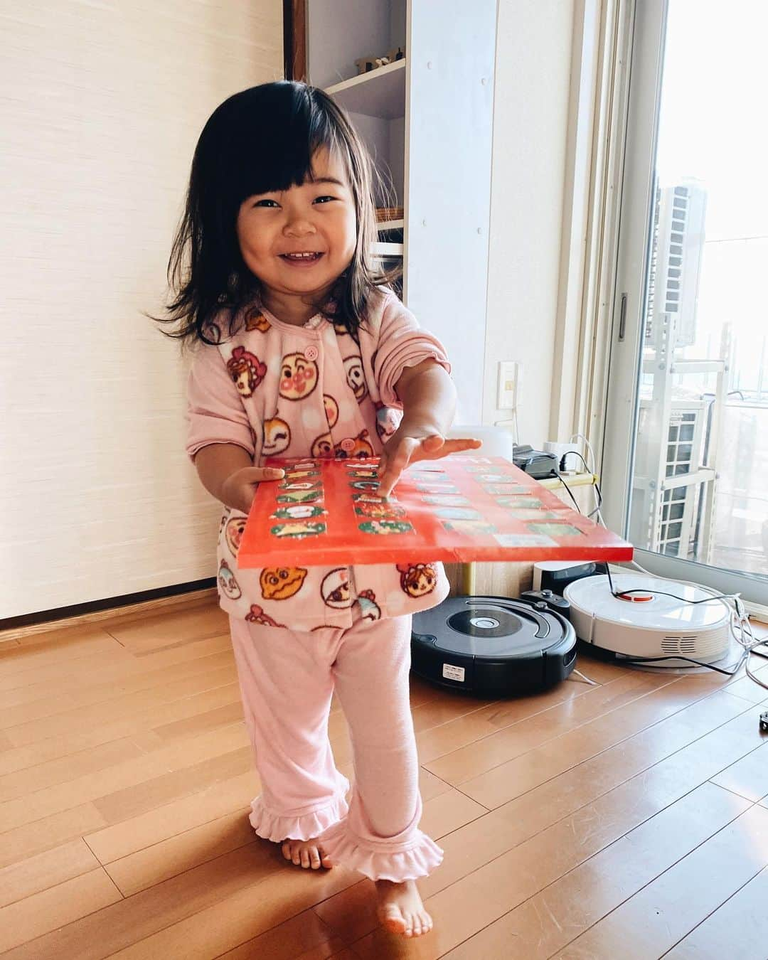 クロさんのインスタグラム写真 - (クロInstagram)「ある日の朝の寝起きさっちゃん👧🏽💕﻿ ﻿ アドベントカレンダーを1日1つずつ開けて、サンタさんが来る日まであと何日かチェック🎅🏽❤️❤️﻿ ﻿ この日のさっちゃんさんは﻿ なんだか大人っぽい♩﻿ ベビーから完全にキッズ、そして大人な表情✨✨﻿ ﻿ #大人さっちゃん #大人っぽい #2歳4ヶ月 #クリスマス #アドベントカレンダー #cute #大きなお口 #毎日がスペシャル #愛おしい瞬間  #smiling #可愛い  #ファッション #大好き #tokyo #コーデ #女の子ママ #ママリ #ベビフル #コドモノ #子育てあるある #mamagirl #ママカメラ #子どもの日常をもっと写真に #おやこーで #リンクコーデ #cordinate #親バカ部 #あいのり #ちびクロコーデ #ちびクロdiary」12月23日 19時19分 - kuro_risa