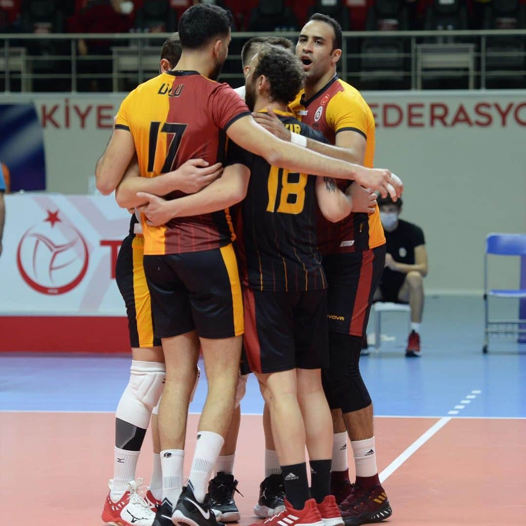 ガラタサライSKさんのインスタグラム写真 - (ガラタサライSKInstagram)「📸 3-0 galibiyetimizle sonuçlanan Galatasaray HDI Sigorta-Arhavi Voleybol karşılaşmasından kareler. #FileninAslanları」12月23日 19時29分 - galatasaray