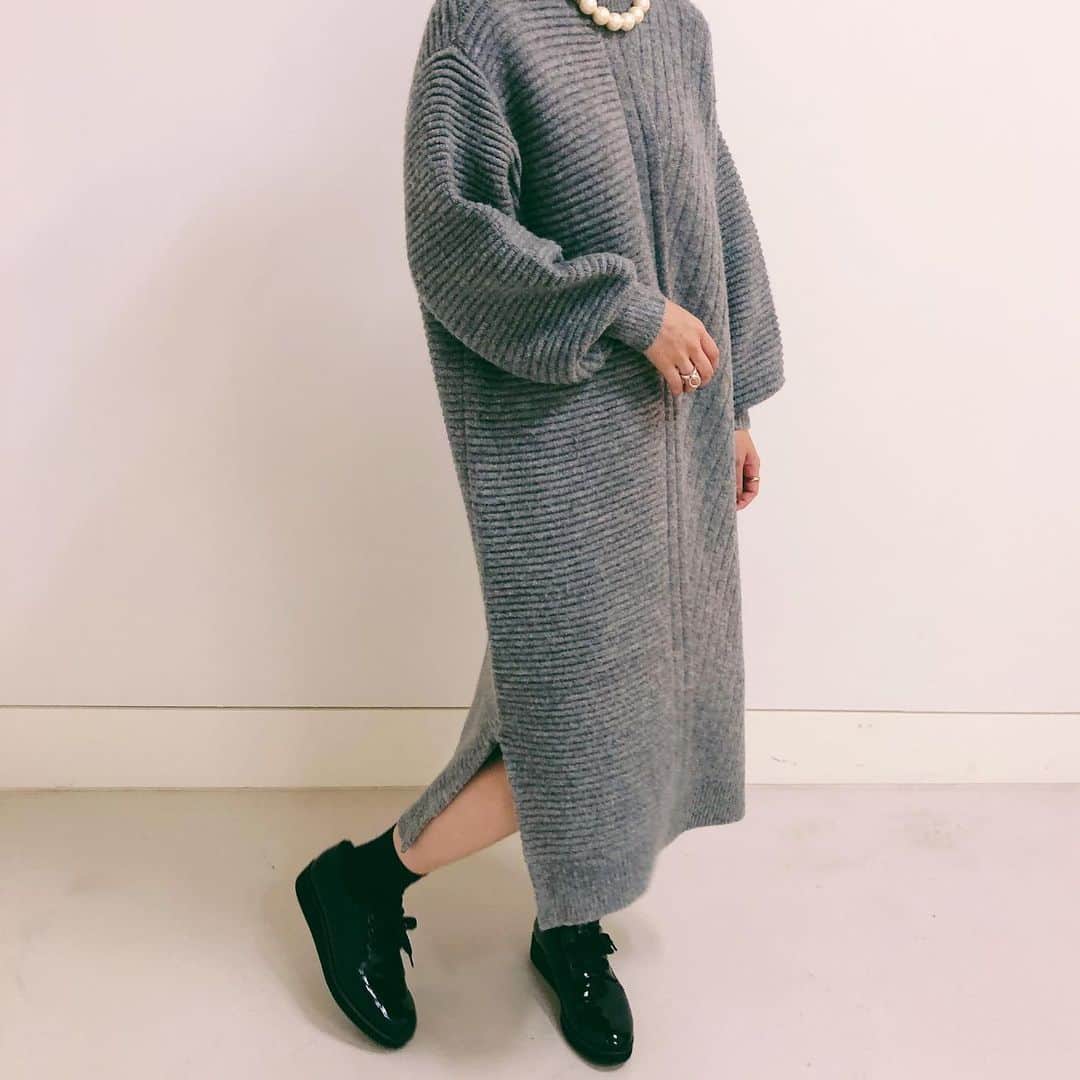 のインスタグラム：「* * 20AW COLLECTION リブニットワンピース * * #carolinaglaser #beams #カロリナグレイサー #ビームス #大人可愛い#ニットワンピース#スリット#パールネックレス#パール」