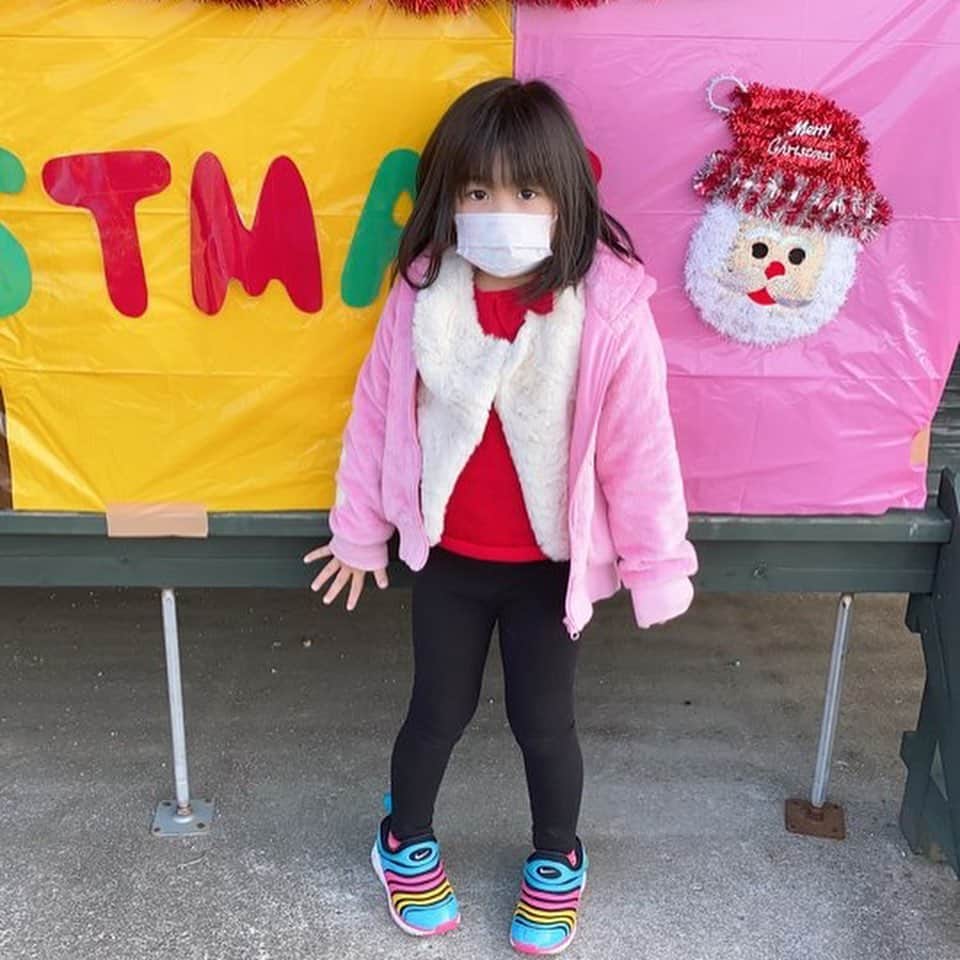 のインスタグラム：「今日は忙しかった。朝から愛娘のクリスマス発表会🎄それが終わるとシボレータホのメンテナンス。 どうしても気になるグリルの網の錆が、、、。外してマスキングして、黒に塗装。それならバックカメラとランプの位置が、、、。ミダスモータースポーツにて天才ピット長が見事に付け替えてくれるの巻。やっと帰宅した僕は熱い鍋を食べながら。 #水元秀二郎#愛娘#２人のエルサ#クリスマス発表会#シボレー#メンテナンス#ミダスモータースポーツ#tiktok」