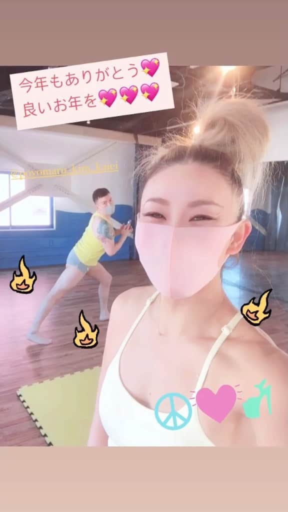 EMYのインスタグラム：「今年最後のぽよくんと一緒のスポーツ練習でした✨  まだまだ足りない練習ですが、来年に向けて己の課題を総ざらい！課題とか無くなるとこまでいきたい無茶な気持ちを諫めて、予習・復習・明るいビジョンの練習👍で、今日も頑張りました。  ポールスポーツはチャレンジたくさんで、時には痛い時も、怖い時も、泣きたい時もあるけれど、自分で克服する喜び、チャレンジする勇気を持てるようになること、競技とともに自分を成長させていける充実感があります。  今年は大会がなくて本当に残念でしたが、今は力を貯めて冒険出来る時間😊  来年は、もう一つ集中を高めて極めていけるような方向性で練習していきたいです。  生徒さんにもそんなふうにチャレンジしてもらいたい❣️  ポールスポーツ興味ある方は、ぜひ一緒にチャレンジしましょう💪競技だから、ハードルは低くありませんが、スポーツマンシップに則って明るく楽しいチャレンジが出来るようにサポートをしていきます🎀いきなり大会出場といかなくても、まずは大会出場へのベース作りにチャレンジ❣️でも🆗😊✨  2021年から新しいチャレンジをしたい方、ぜひポールスポーツも検討してみてください☀️  来年から始まる木曜19:00-21:00のPole Labクラスではポールスポーツにも対応したレッスンを行っていきます😊🙏  練習動画は失敗シーン😇ついゴリゴリしてしまうワタクシタチをば。。。🦍🦍🦍🦍  私が炭治郎になりたい！って言ってたら、ぽよくんに「エミィちゃんは伊之助じゃない？」って言われましたけど！？かけて2で割ってほしい🙃💖  恋の呼吸も出来ちゃうんじゃないの？！ ビシバーシ💓🍑💓🍑💓  一年一緒に練習してくれたぽよくんに感謝🙇‍♀️  みなさんも自由に自分を奮い立たせて楽しく頑張ってください🎀  私もみなさんと明るいチャレンジに向けて頑張っていきます！よろしくお願いします😊  #全集中 #呼吸法いっぱいあるけど #みんなどれにする？ #全集中難しいよね  #逃げ腰言い訳非難はなるべくなし😊💓✨ #優しくチャレンジ #そしたら楽しいよ #弱音はなるべく自分で聞くといいんだけど💓 #私に体当たりでも🆗 #ずるいせこいひどいは3回まで #ブチ切れ時のみ要反省です💖 #ゴール決めてチャレンジレッツゴー  #ミューズポールダンス  #ミューズポールスポーツ #アスリート #ポールスポーツアスリート #トレーニング #lovepoledance」