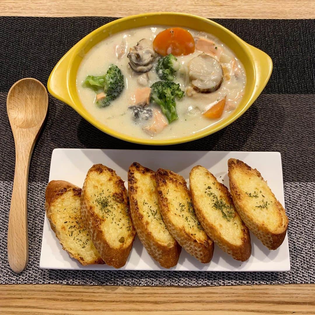 シュネルのインスタグラム：「『手抜き海鮮クリームシチュー』  ■材料 冷凍牡蠣６粒 ホタテ6個 シャケ2切れ 人参１本 玉ねぎ1玉 冷凍ブロッコリー適量 にんにく一欠片 牛乳1L  ① コンソメ小さじ1 塩胡椒少々 白味噌大さじ1.5 粉チーズ少々 クリームシチューの素  フランスパン ② バター一欠片 塩少々 おろしにんにく少々 マヨネーズ少々  1.野菜や食材を食べやすい大きさに切っていく  2.鍋に牛乳を入れて切った食材を入れて一煮立ちさせる  3.沸騰してきたら①をいれてさらに中火で煮込む  4.人参や海鮮に火が入ったらシチューは完成。  バケットはフランスパンを斜めに切ったら②をまぜたものを塗ってオーブンで焼いたら完成  #food #料理 #レシピ #おうちごはん #シチュー #シュネルキッチン」