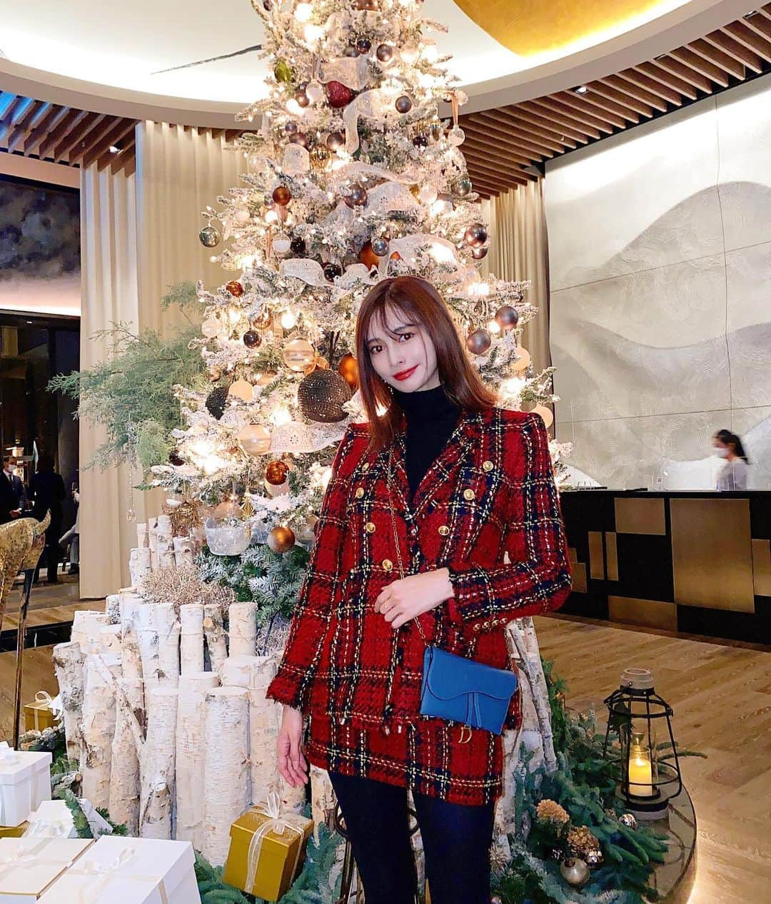 得あゆさんのインスタグラム写真 - (得あゆInstagram)「あっという間にクリスマスだね🎄 年末になるとわくわくする❤️ みんなはどんなクリスマスを過ごすのかな😚 ・ ・ ・ ・ ・ ・ ・ ・ ・ ・ ・ ・ ・ ・ #クリスマス#クリスマスツリー#クリスマスプレゼント#サンタ#サンタコス#クリスマスケーキ#デート#冬服#セットアップ#ワンピース#フォーシーズンズ#フォーシーズンズホテル東京大手町#大手町#東京#ホテル#ツリー#イルミネーション#イベント#アフタヌーンティー #赤リップ#記念日#hotel#fourseasons#fourseasonshotel#illumination#christmas#christmastree#christmasdecorations#santaclaus#christmaspresent」12月23日 19時30分 - tokuayu819