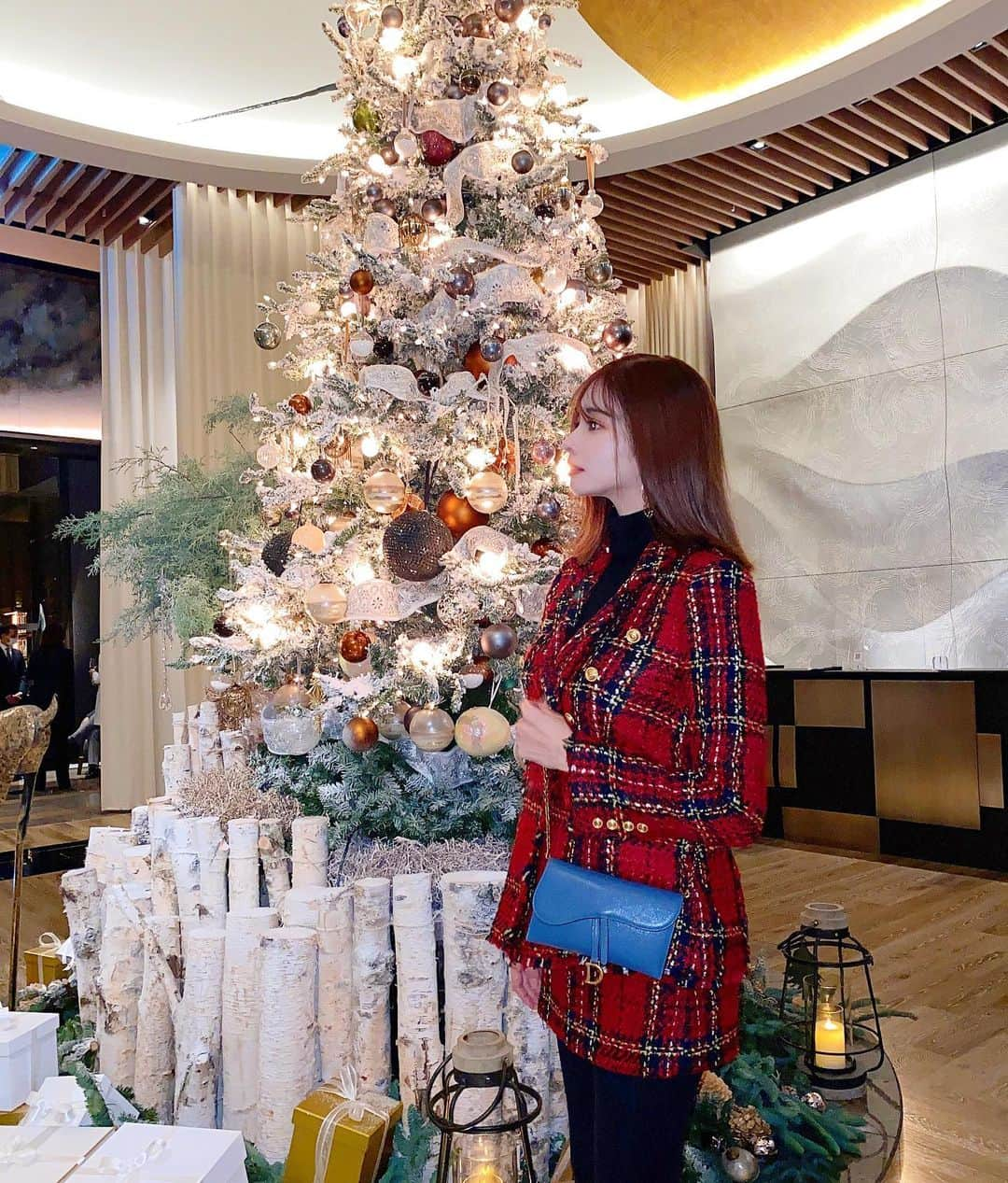 得あゆさんのインスタグラム写真 - (得あゆInstagram)「あっという間にクリスマスだね🎄 年末になるとわくわくする❤️ みんなはどんなクリスマスを過ごすのかな😚 ・ ・ ・ ・ ・ ・ ・ ・ ・ ・ ・ ・ ・ ・ #クリスマス#クリスマスツリー#クリスマスプレゼント#サンタ#サンタコス#クリスマスケーキ#デート#冬服#セットアップ#ワンピース#フォーシーズンズ#フォーシーズンズホテル東京大手町#大手町#東京#ホテル#ツリー#イルミネーション#イベント#アフタヌーンティー #赤リップ#記念日#hotel#fourseasons#fourseasonshotel#illumination#christmas#christmastree#christmasdecorations#santaclaus#christmaspresent」12月23日 19時30分 - tokuayu819