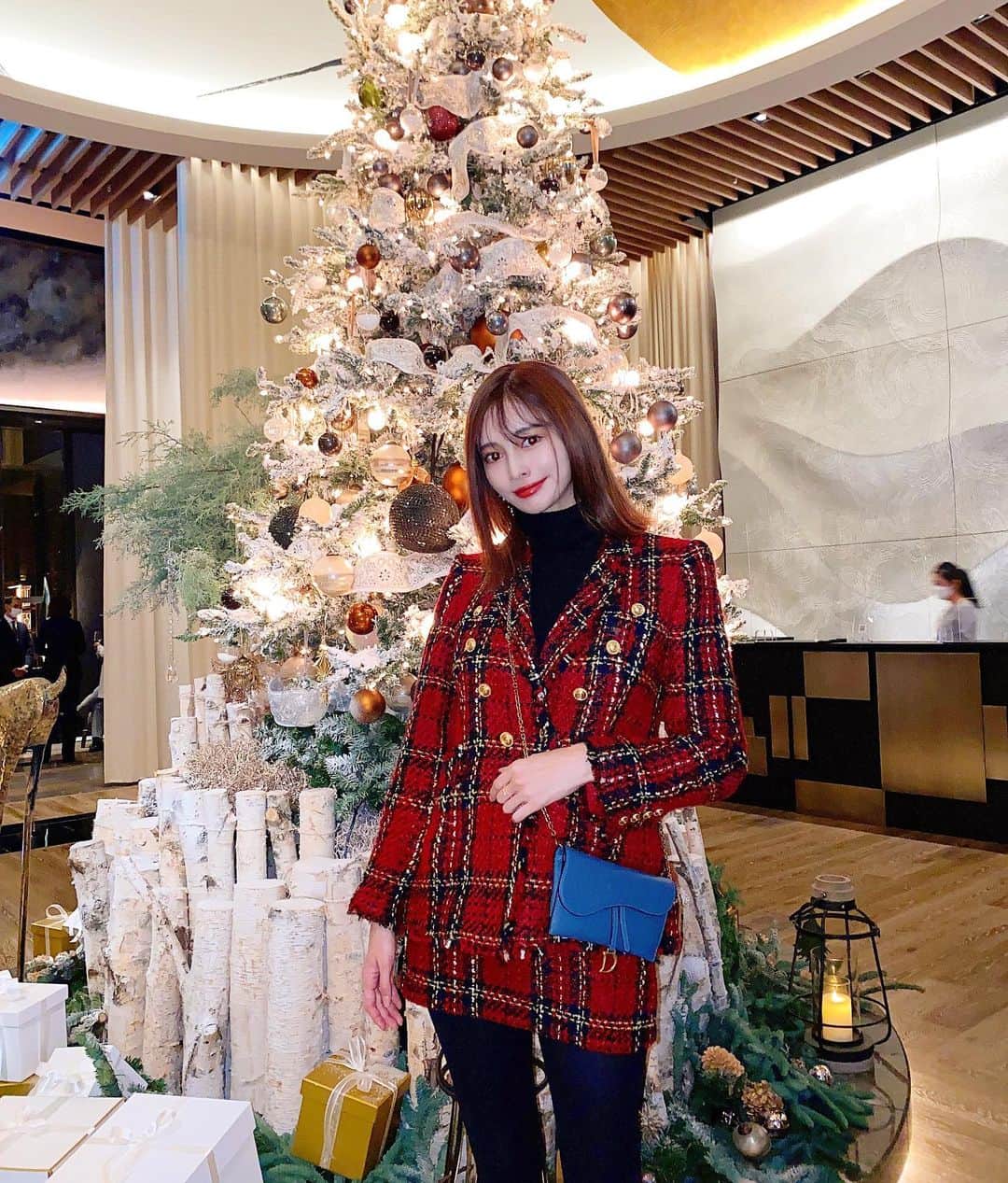 のインスタグラム：「あっという間にクリスマスだね🎄 年末になるとわくわくする❤️ みんなはどんなクリスマスを過ごすのかな😚 ・ ・ ・ ・ ・ ・ ・ ・ ・ ・ ・ ・ ・ ・ #クリスマス#クリスマスツリー#クリスマスプレゼント#サンタ#サンタコス#クリスマスケーキ#デート#冬服#セットアップ#ワンピース#フォーシーズンズ#フォーシーズンズホテル東京大手町#大手町#東京#ホテル#ツリー#イルミネーション#イベント#アフタヌーンティー #赤リップ#記念日#hotel#fourseasons#fourseasonshotel#illumination#christmas#christmastree#christmasdecorations#santaclaus#christmaspresent」