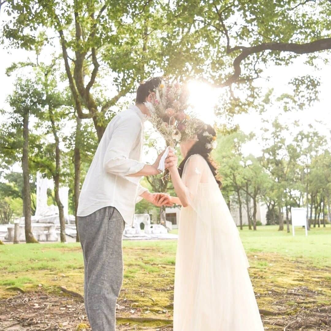Wedding Park 公式のインスタグラム：「💐WEEKLY PICK UP ハナレポ💐  こんばんは！ ウエディングパークのハナレポ編集部です💁‍♀️  今週のピックアップは、 けいけいさまのハナレポ👰  コロナによる影響で、新婚旅行が先延ばしになったことをうけ 「今年はたくさん写真を残そう」と決めたお二人♡ プロの前撮りや、友人の協力を得て行うセルフ前撮りを行ったそうです。 私服のラフな雰囲気も色打掛やドレス、どれも雰囲気があってとっても素敵です📷✨  💒この結婚式場を詳しく 巴里市場（鹿児島） https://www.weddingpark.net/000016f5/  💍この結婚式についてもっと詳しく ▼けいけいさまのハナレポ♡ https://www.weddingpark.net/hanarepo/8706/  ーーーーーー #ベストハナレポ にエントリーしよう👑  @weddingpark をフォロー ＋#ベストハナレポ をつけて 投稿してください♡  ベストハナレポに選ばれた花嫁さまは 月末に表彰投稿をさせていただいています♩  たくさんのご参加お待ちしています！  ーーーーーー #プレ花嫁 #式場探し #2020婚 #2021婚 #2020冬婚 #2021春婚 #ちーむ2020 #日本中のプレ花嫁さんと繋がりたい #結婚式 #結婚式準備 #結婚準備 #プロポーズ #ウエパ #ウエディングパーク #ハナレポ #巴里市場 ーーーーーー」