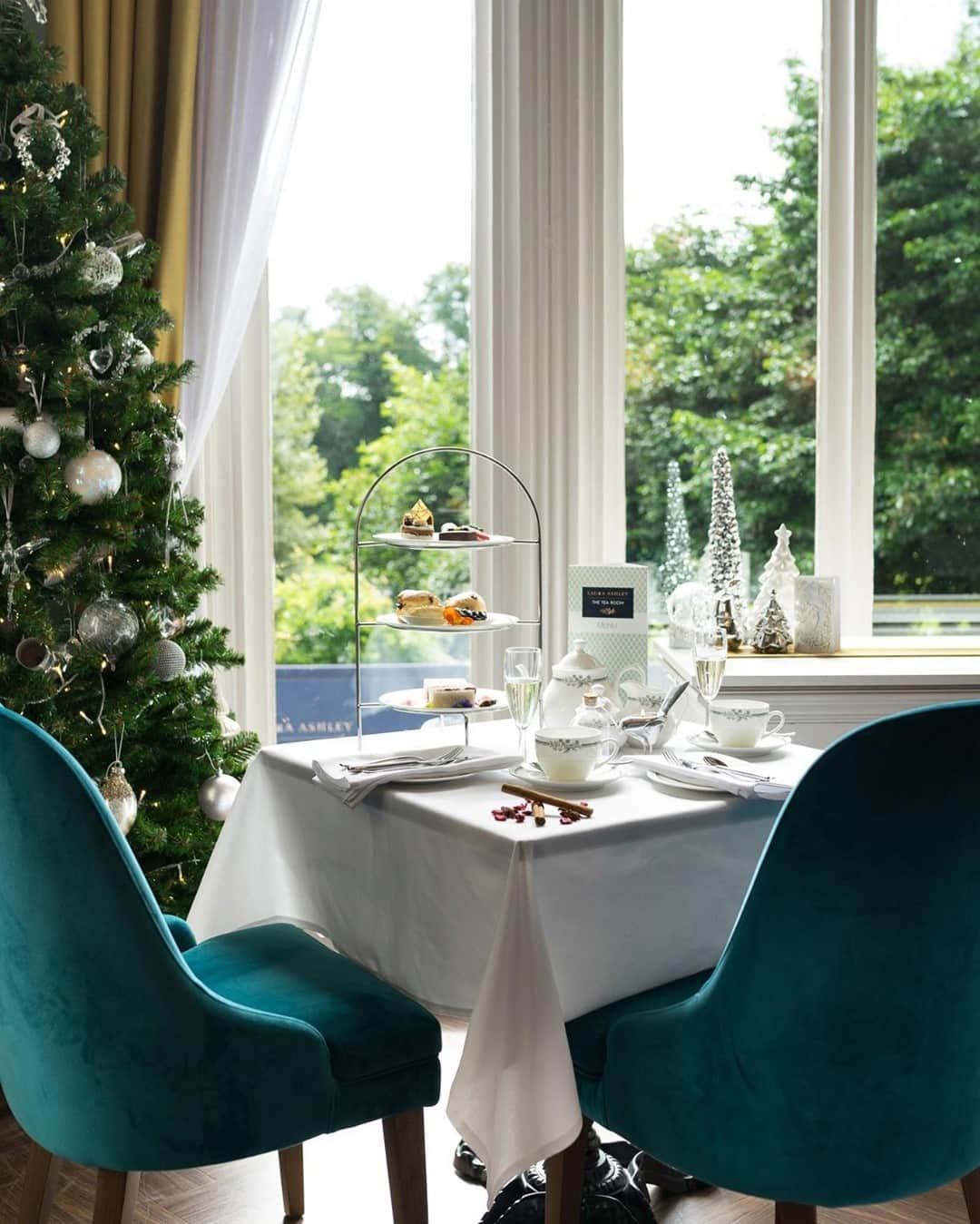 ローラアシュレイのインスタグラム：「In search of a last minute Christmas gift? 🎁 Our @LauraAshleyTheTeaRoom gift vouchers can be delivered by email – meaning Christmas shopping has never been more convenient! ⁣ ⁣ Find a voucher to suit every taste at lauraashleythetearoom.com」